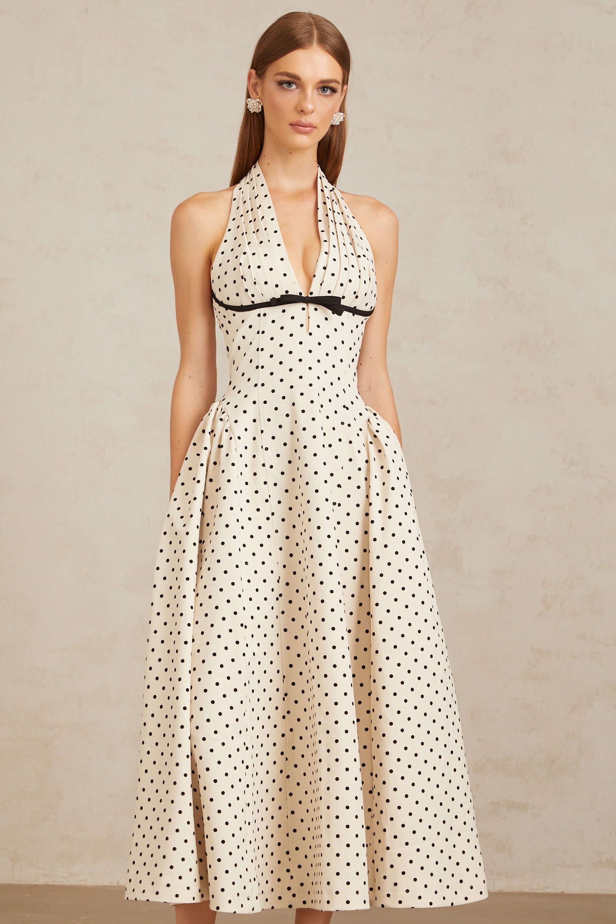 فستان جيتان متوسط الطول منقط باللون الأبيض