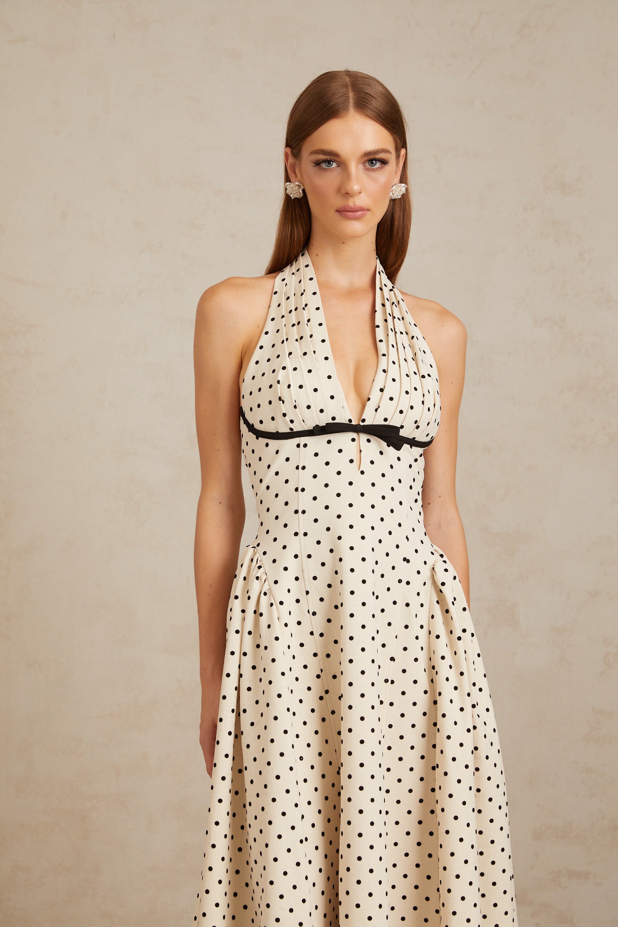 فستان جيتان متوسط الطول منقط باللون الأبيض