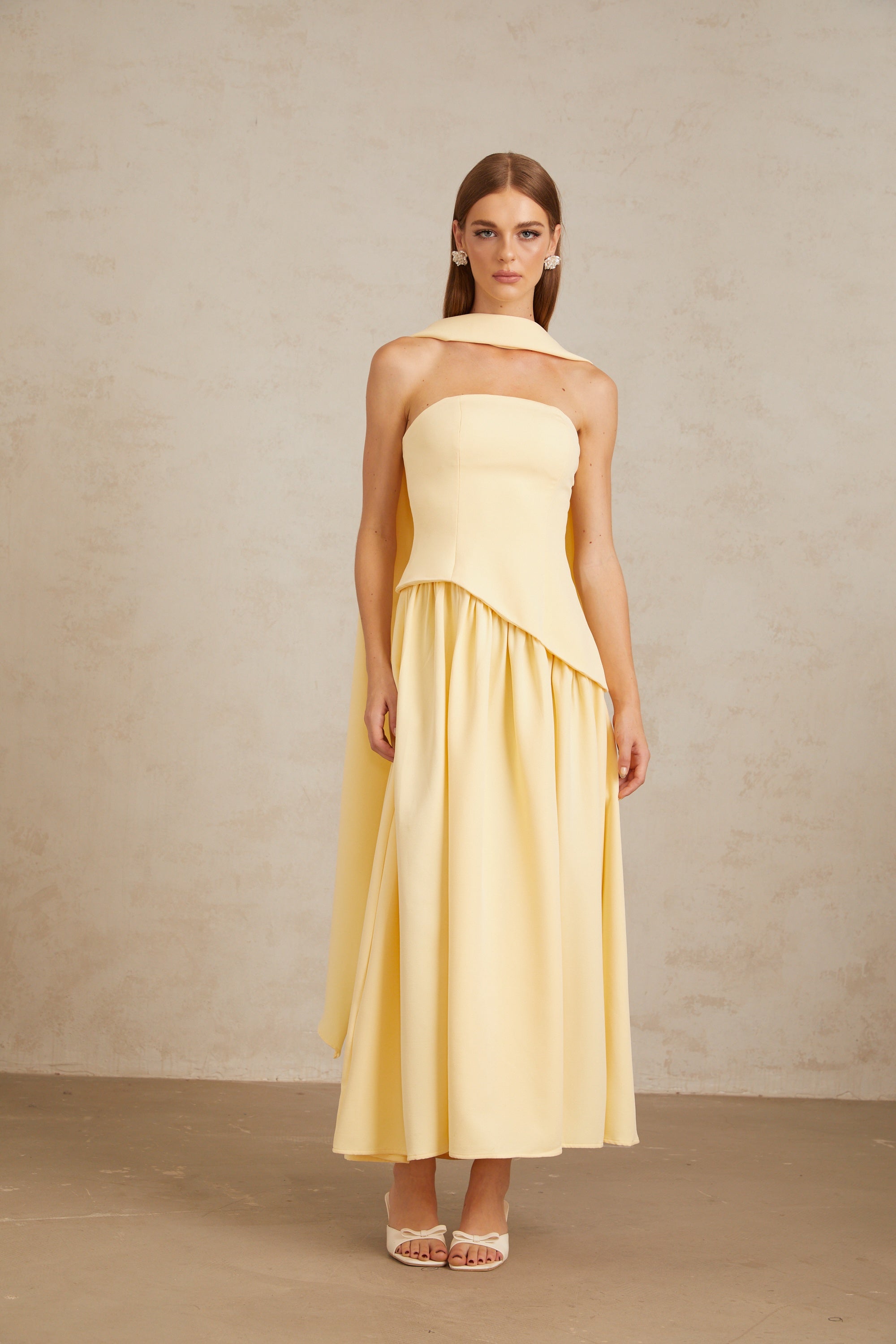 Sidonie – Gelbes, schulterfreies Maxikleid mit Einsätzen