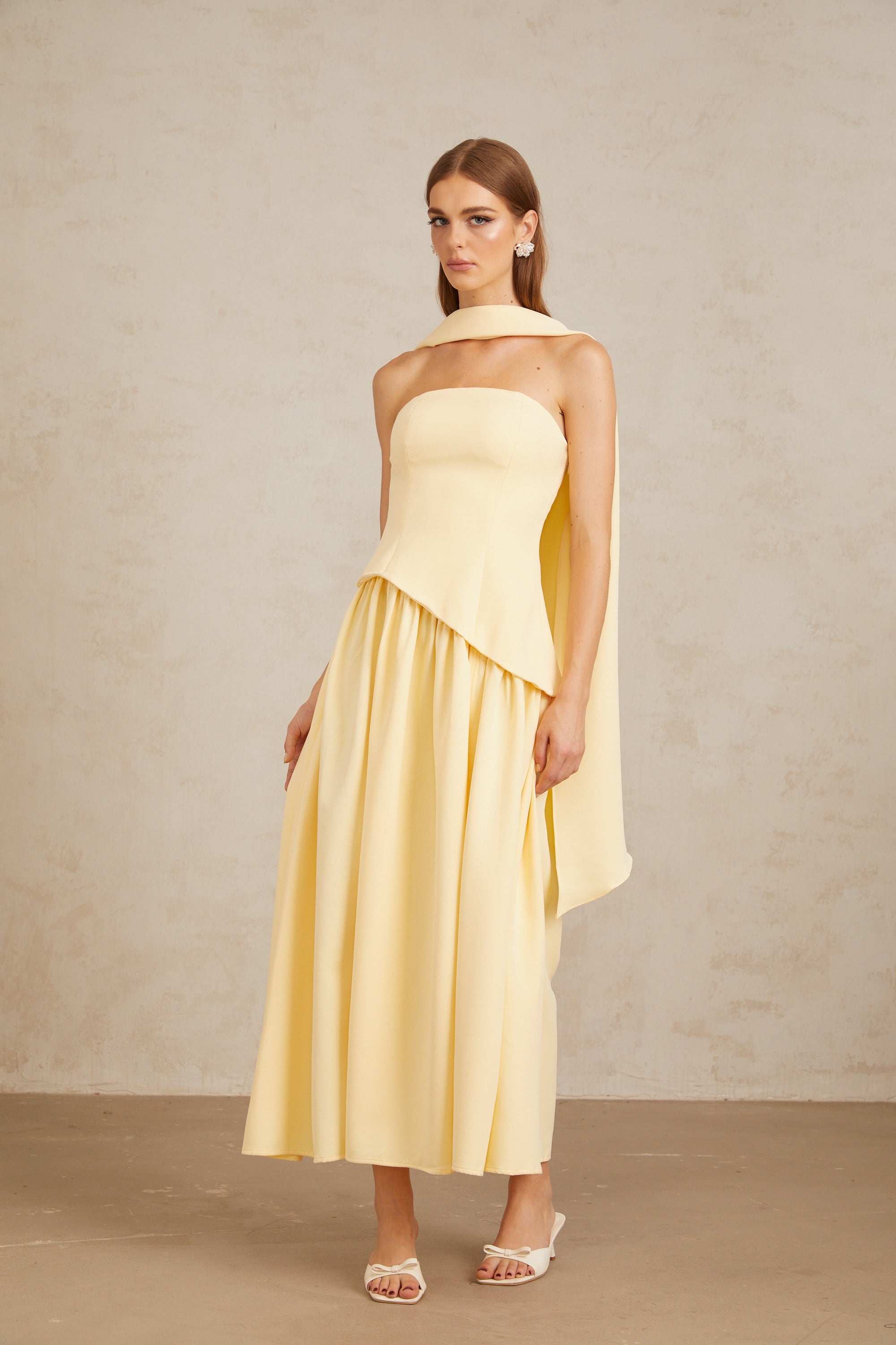 Sidonie – Gelbes, schulterfreies Maxikleid mit Einsätzen