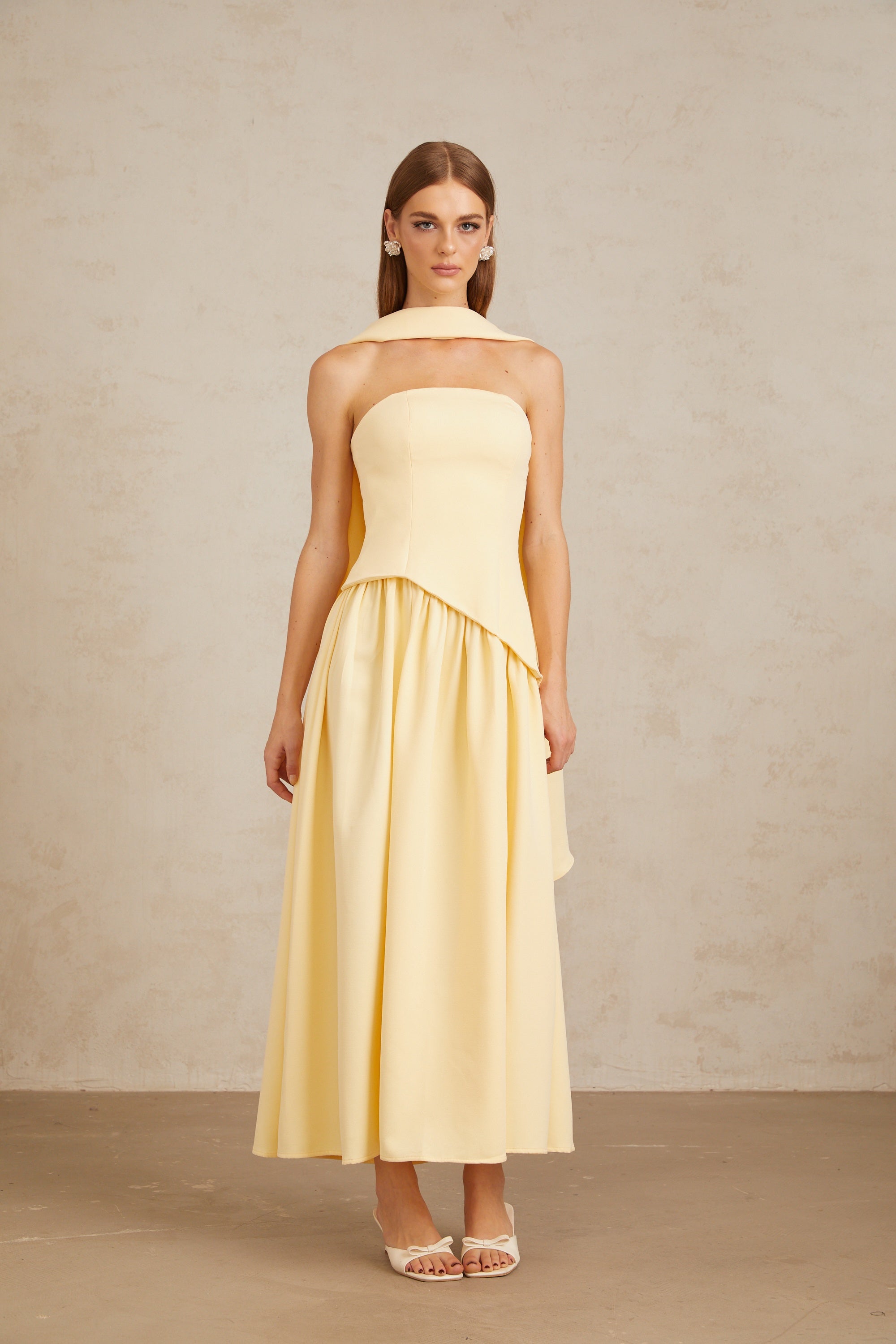 Sidonie – Gelbes, schulterfreies Maxikleid mit Einsätzen