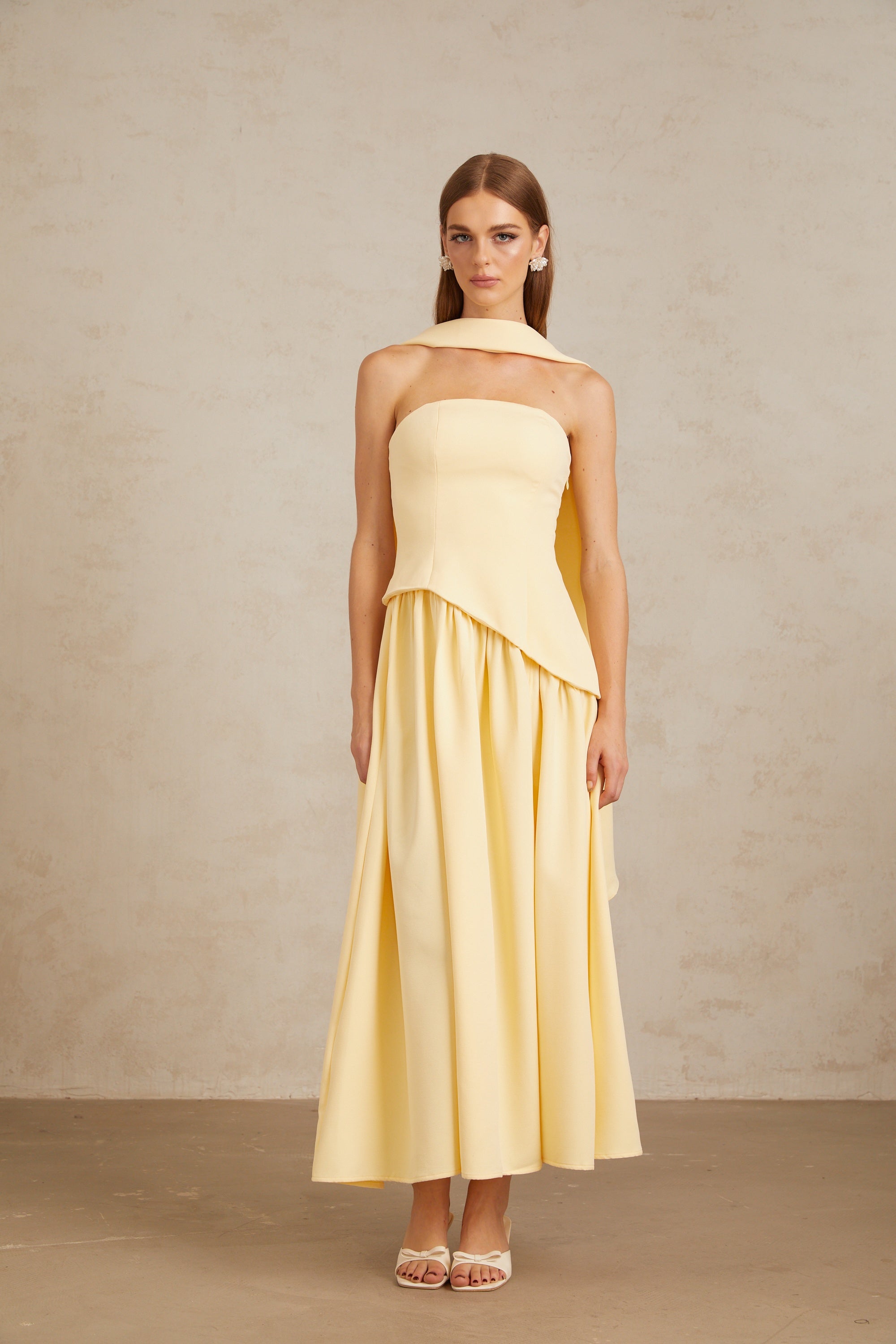 Sidonie – Gelbes, schulterfreies Maxikleid mit Einsätzen