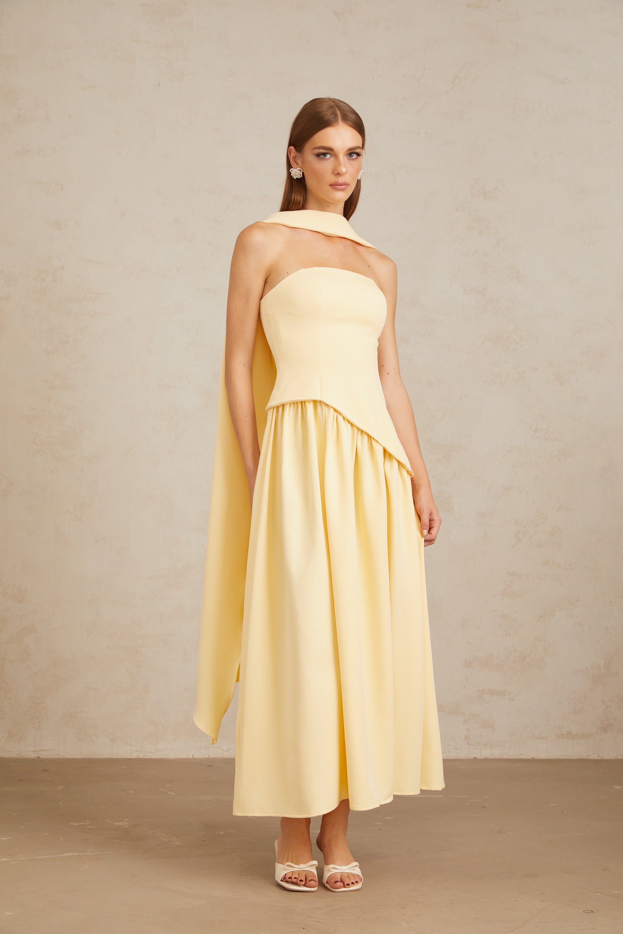 Sidonie – Gelbes, schulterfreies Maxikleid mit Einsätzen