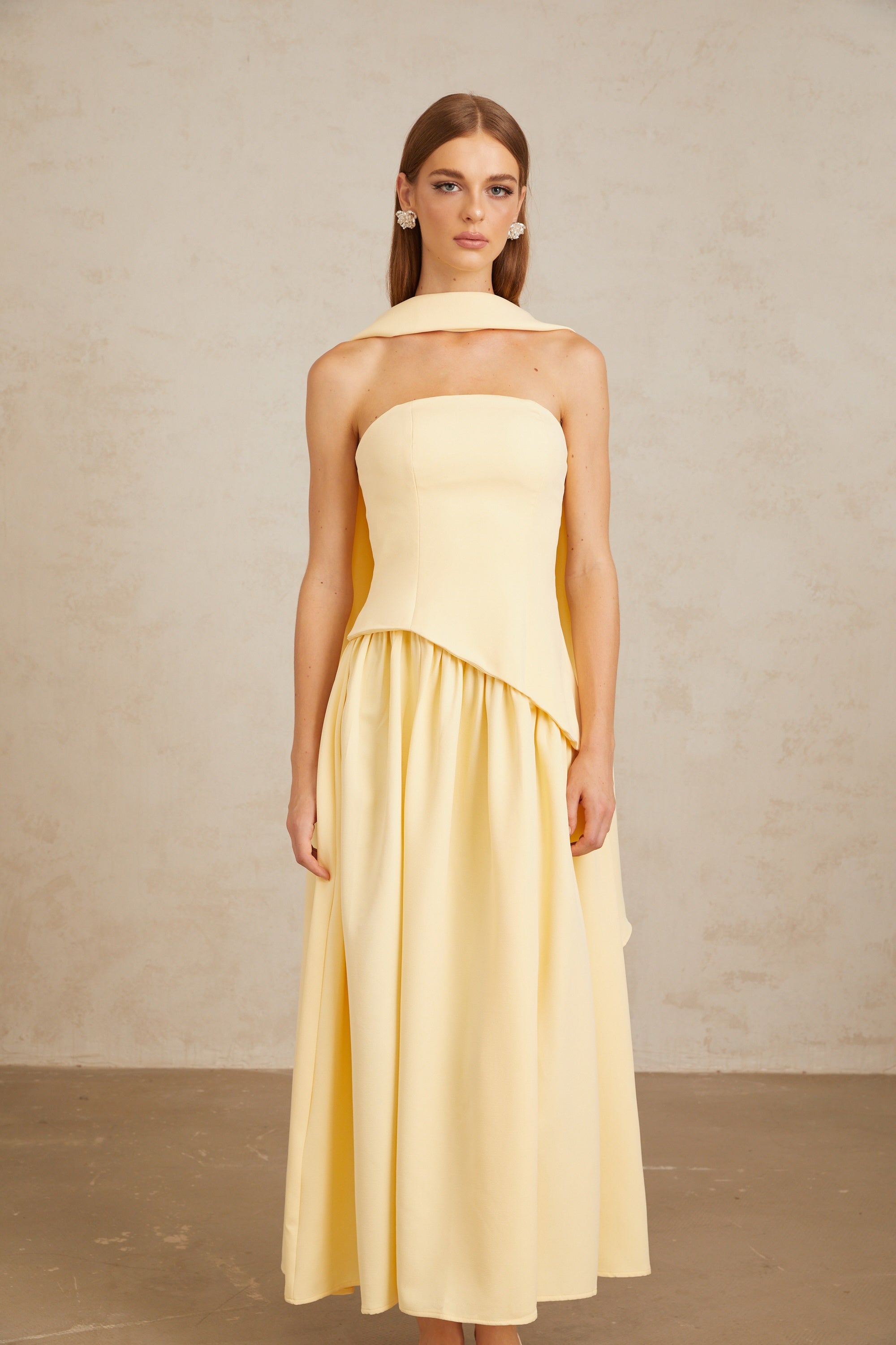 Sidonie – Gelbes, schulterfreies Maxikleid mit Einsätzen