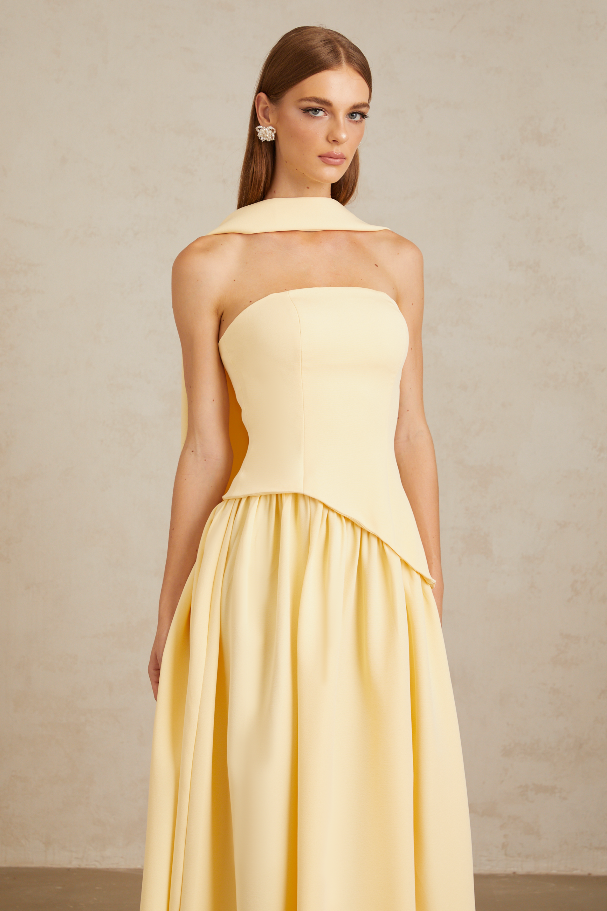 Sidonie – Gelbes, schulterfreies Maxikleid mit Einsätzen