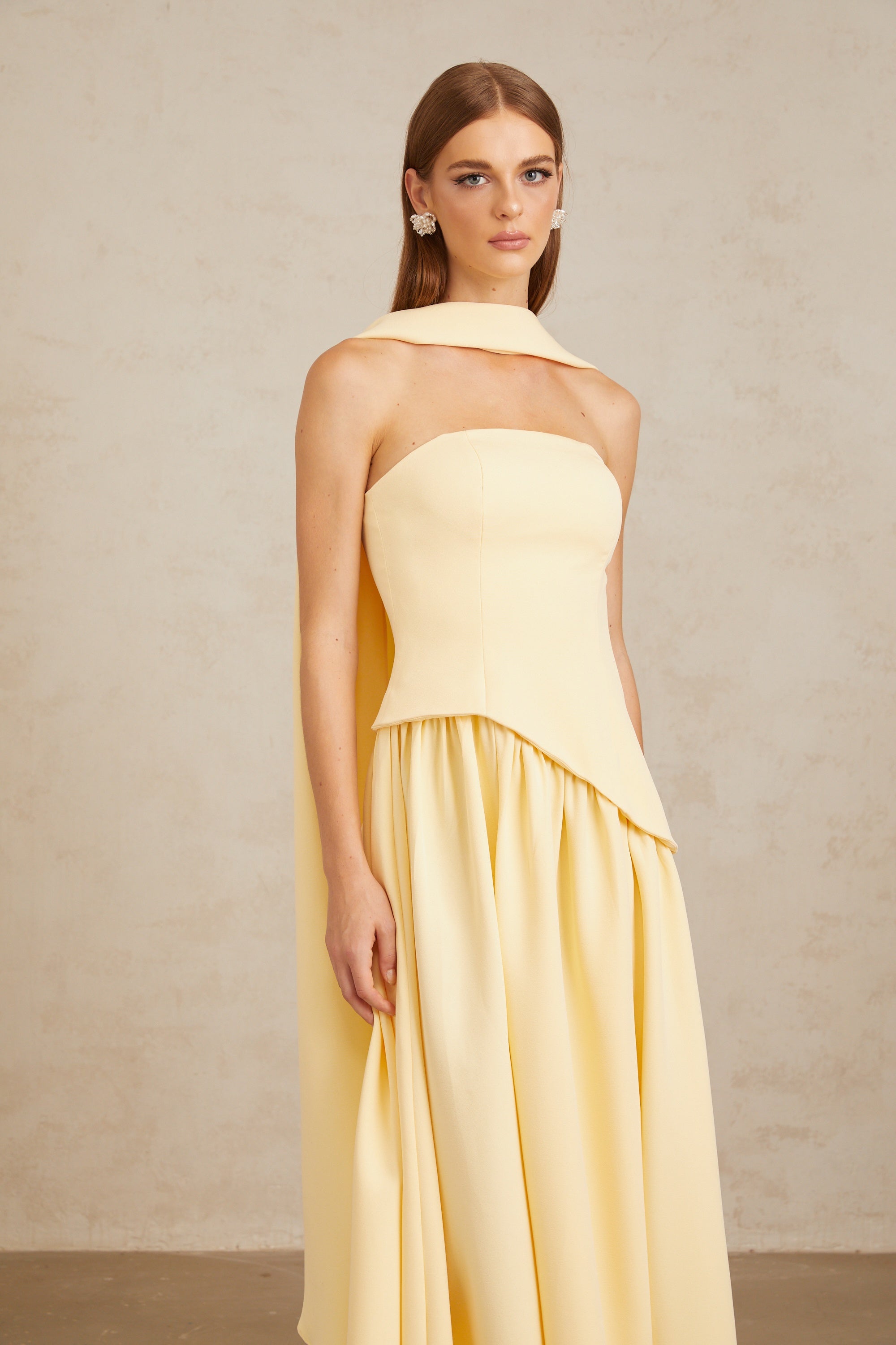 Sidonie – Gelbes, schulterfreies Maxikleid mit Einsätzen