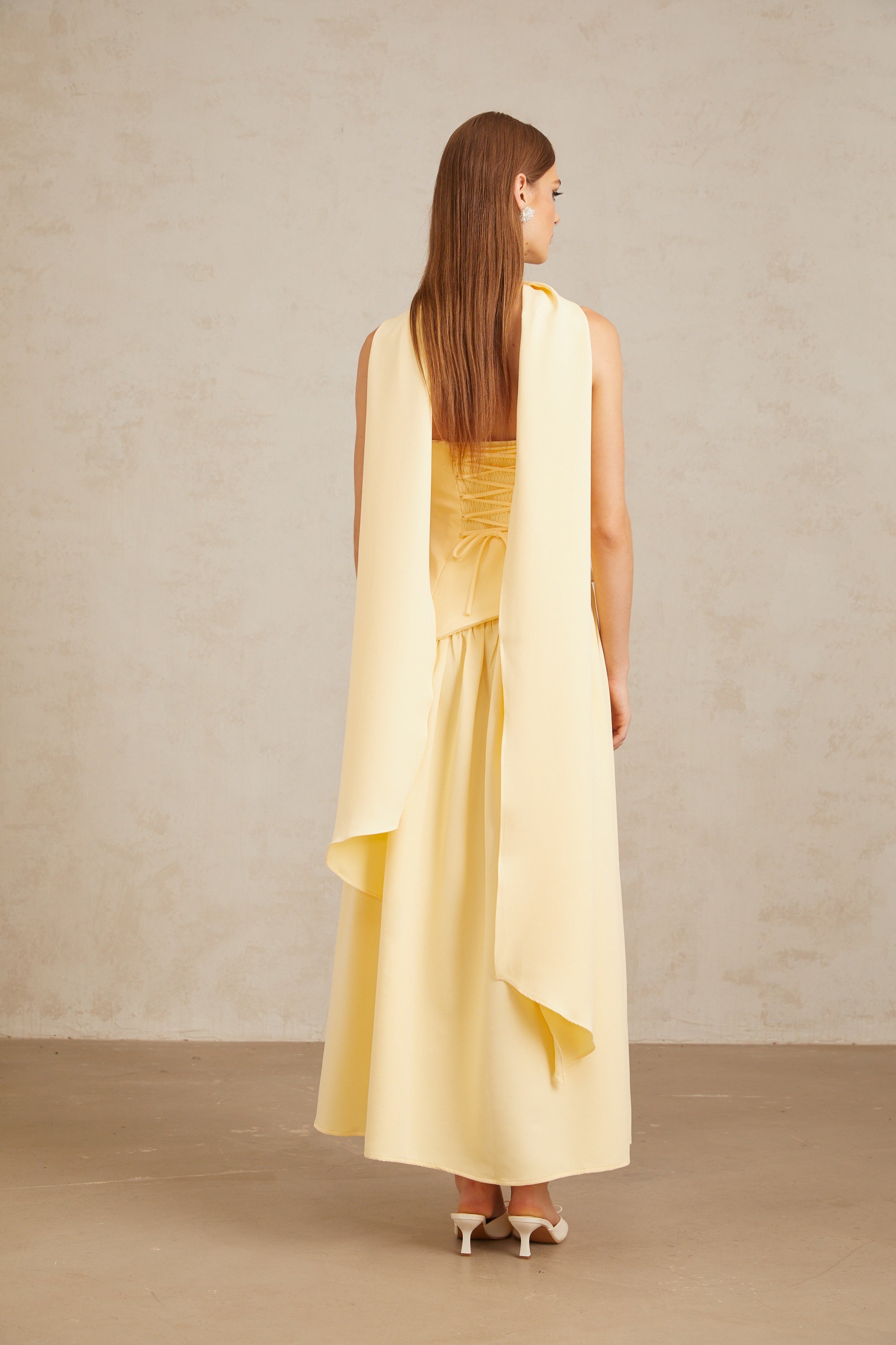 Sidonie – Gelbes, schulterfreies Maxikleid mit Einsätzen