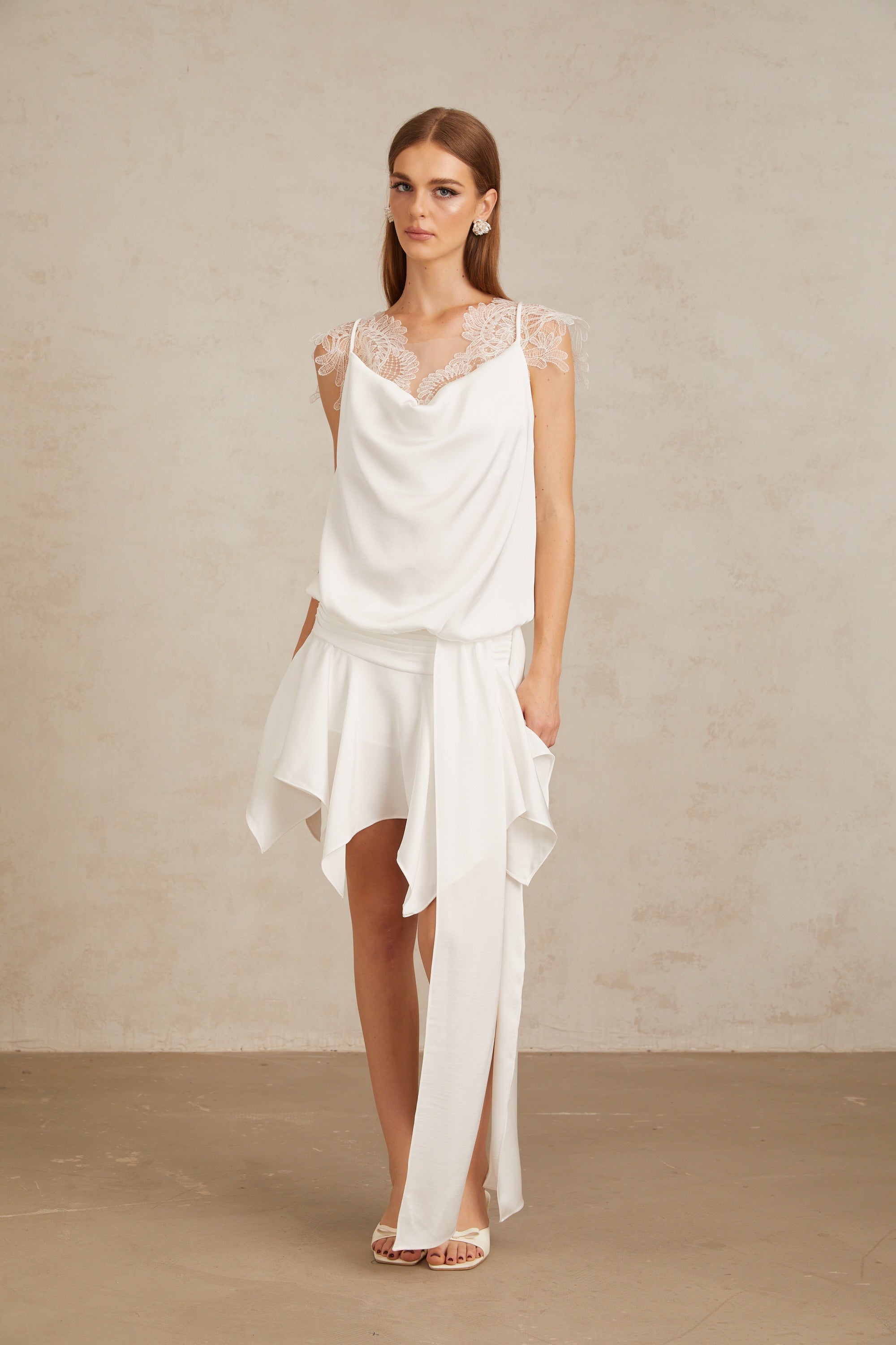 فستان تيريز الأبيض القصير من الدانتيل