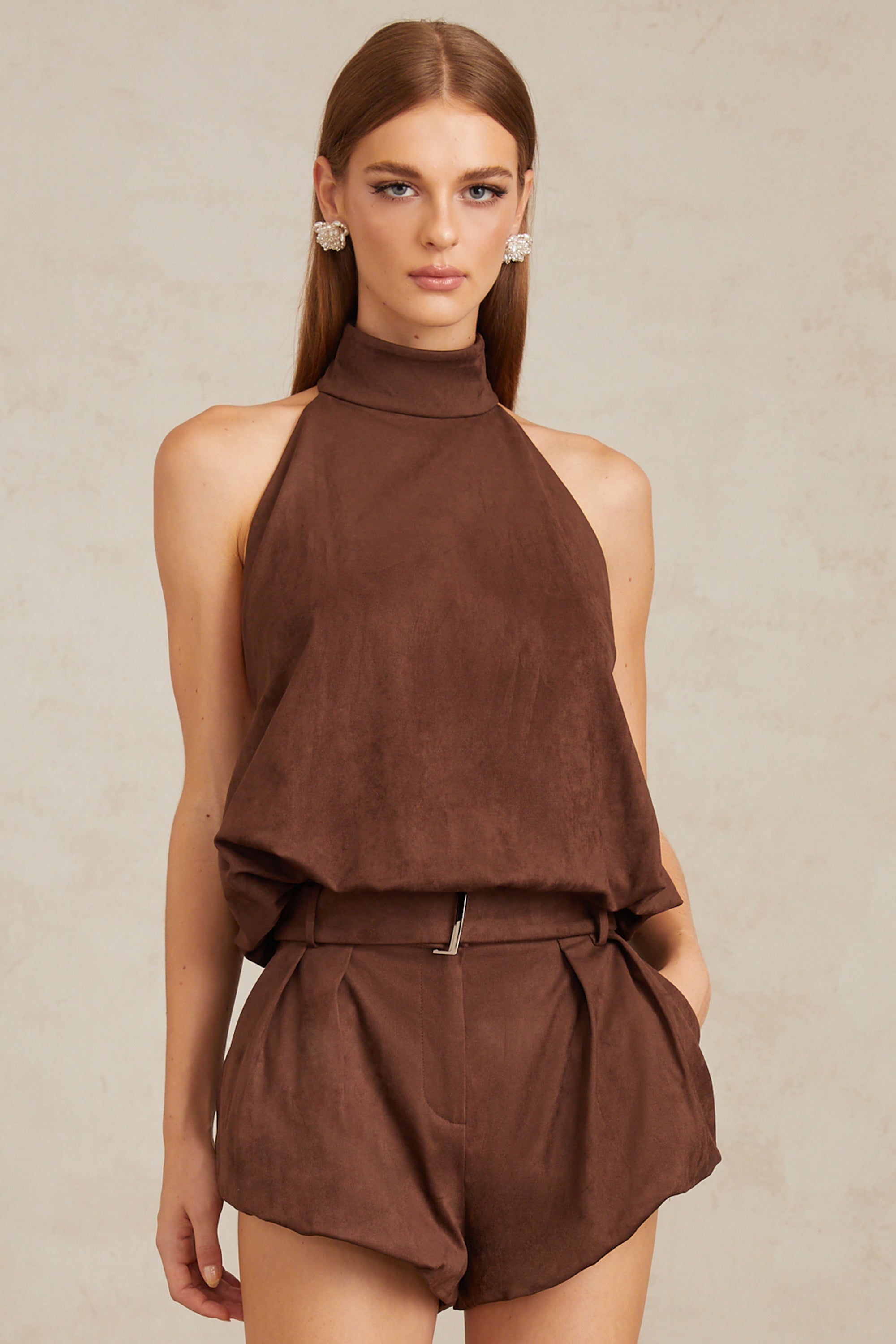 طقم بلوزة وشورت من قماش سويدي بني بحافة مقسمة من تشاني