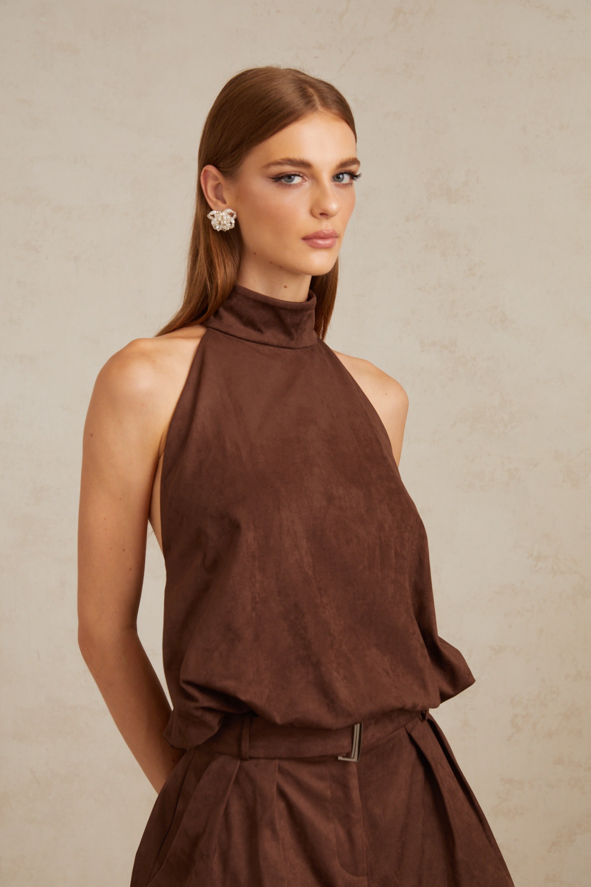 طقم بلوزة وشورت من قماش سويدي بني بحافة مقسمة من تشاني