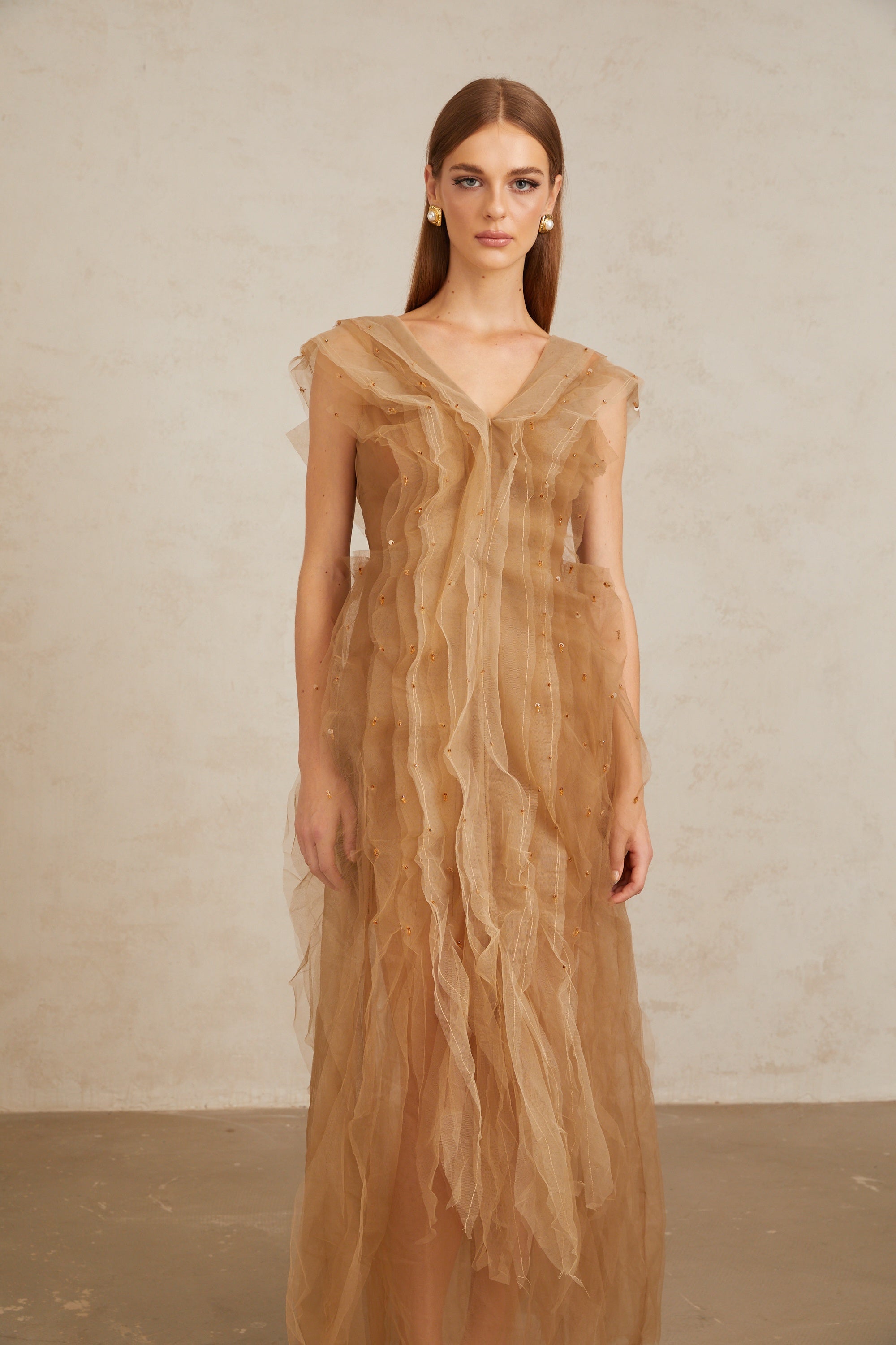 فستان سيليست طويل من التول بطبقات باللون البني