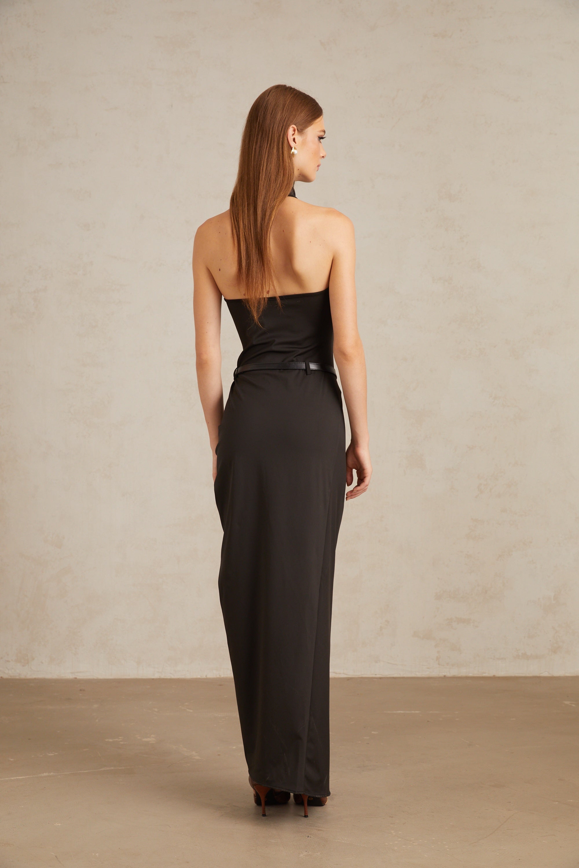 Schwarzes, gerafftes Neckholder-Maxikleid von Uranie