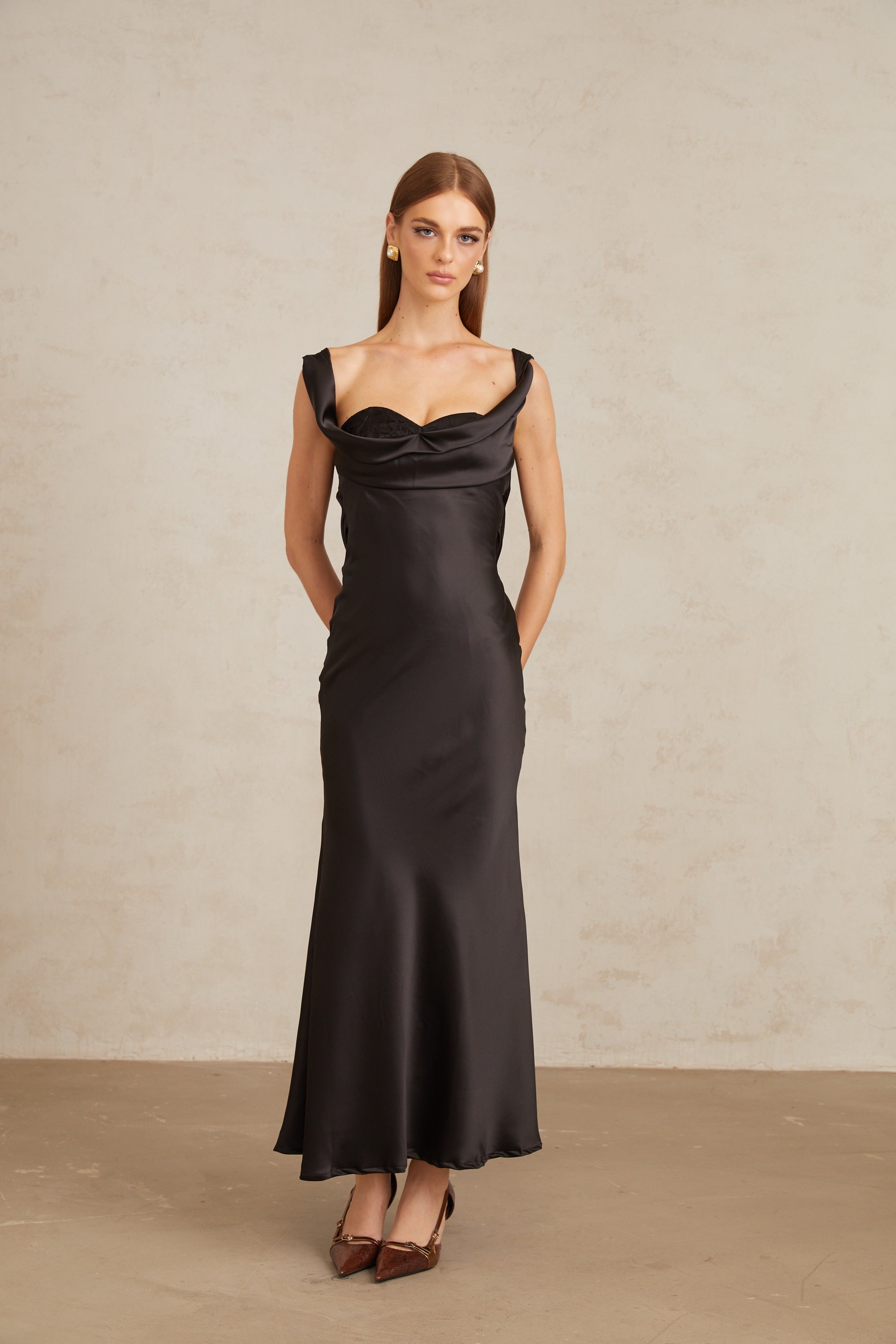 فستان ماكسي ساتان أسود من Ulla