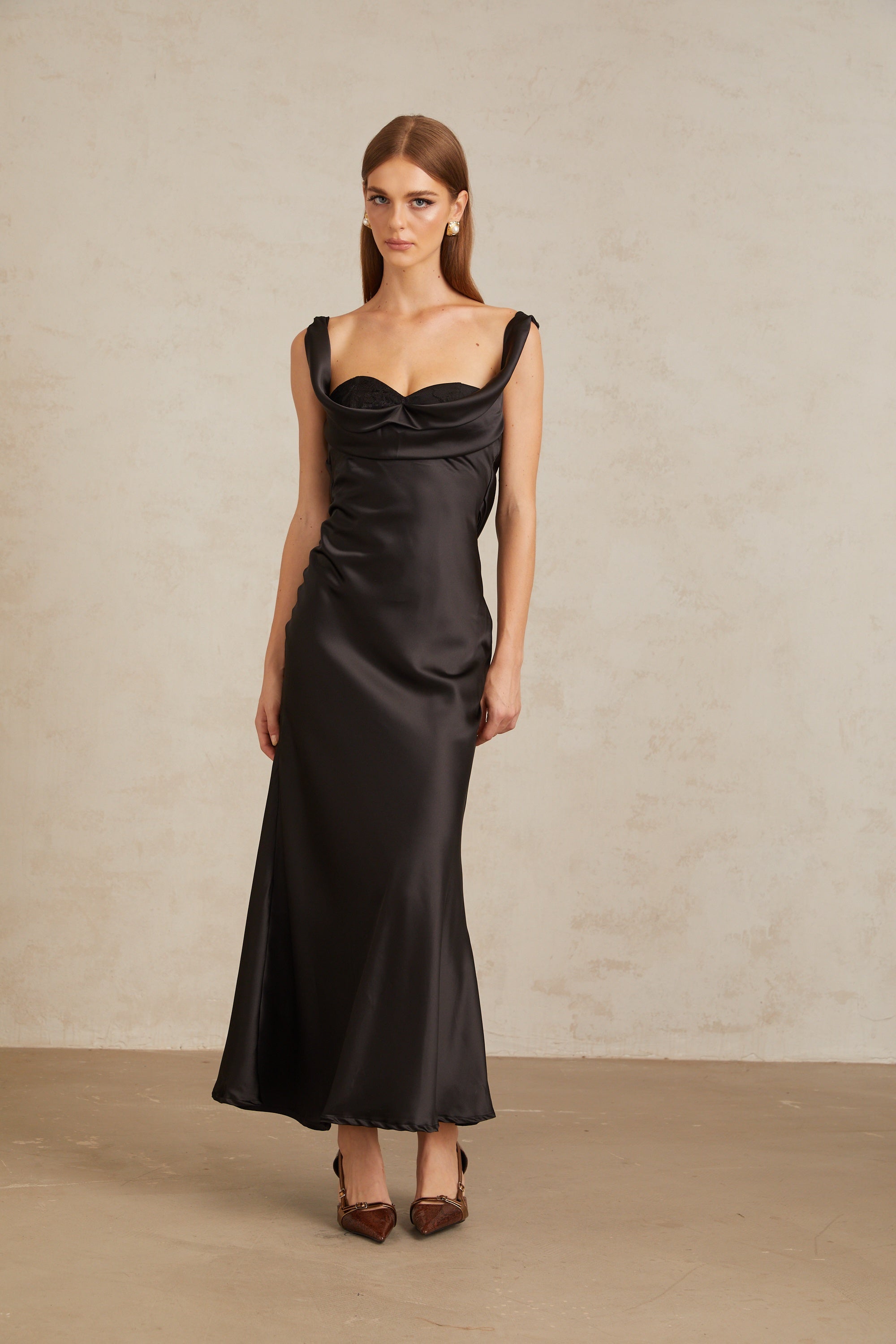 فستان ماكسي ساتان أسود من Ulla