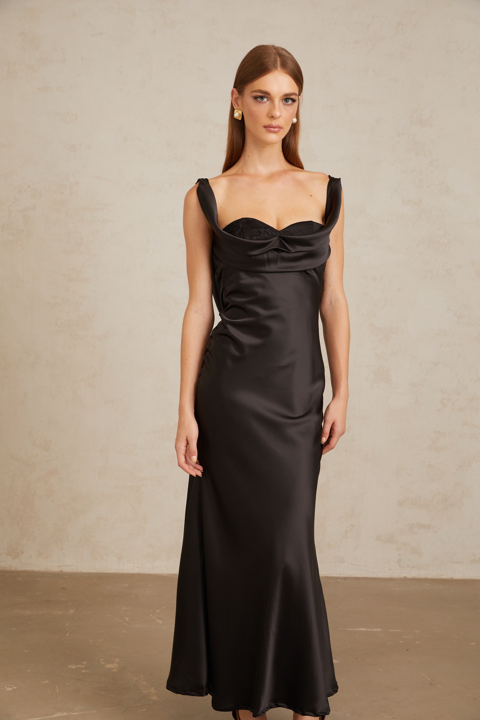 فستان ماكسي ساتان أسود من Ulla