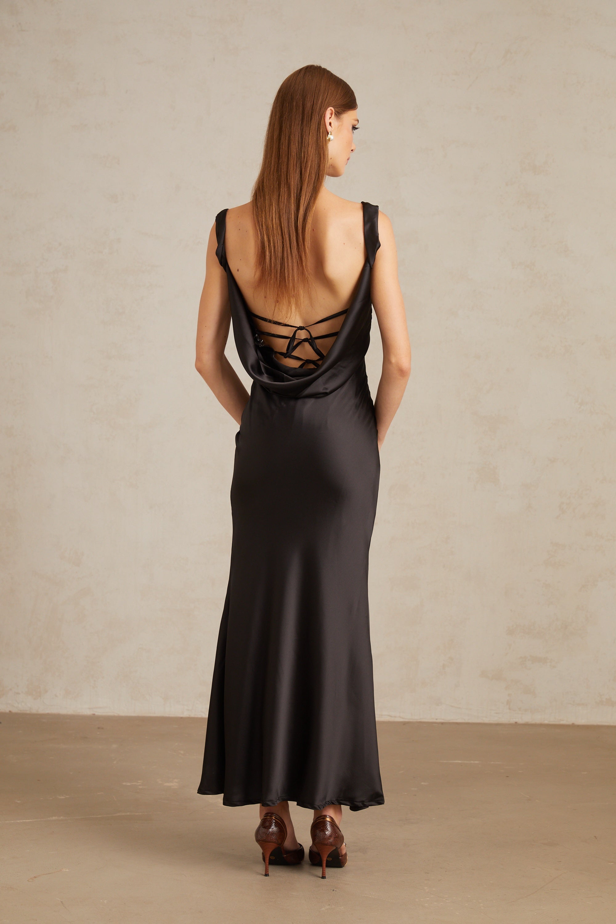 فستان ماكسي ساتان أسود من Ulla