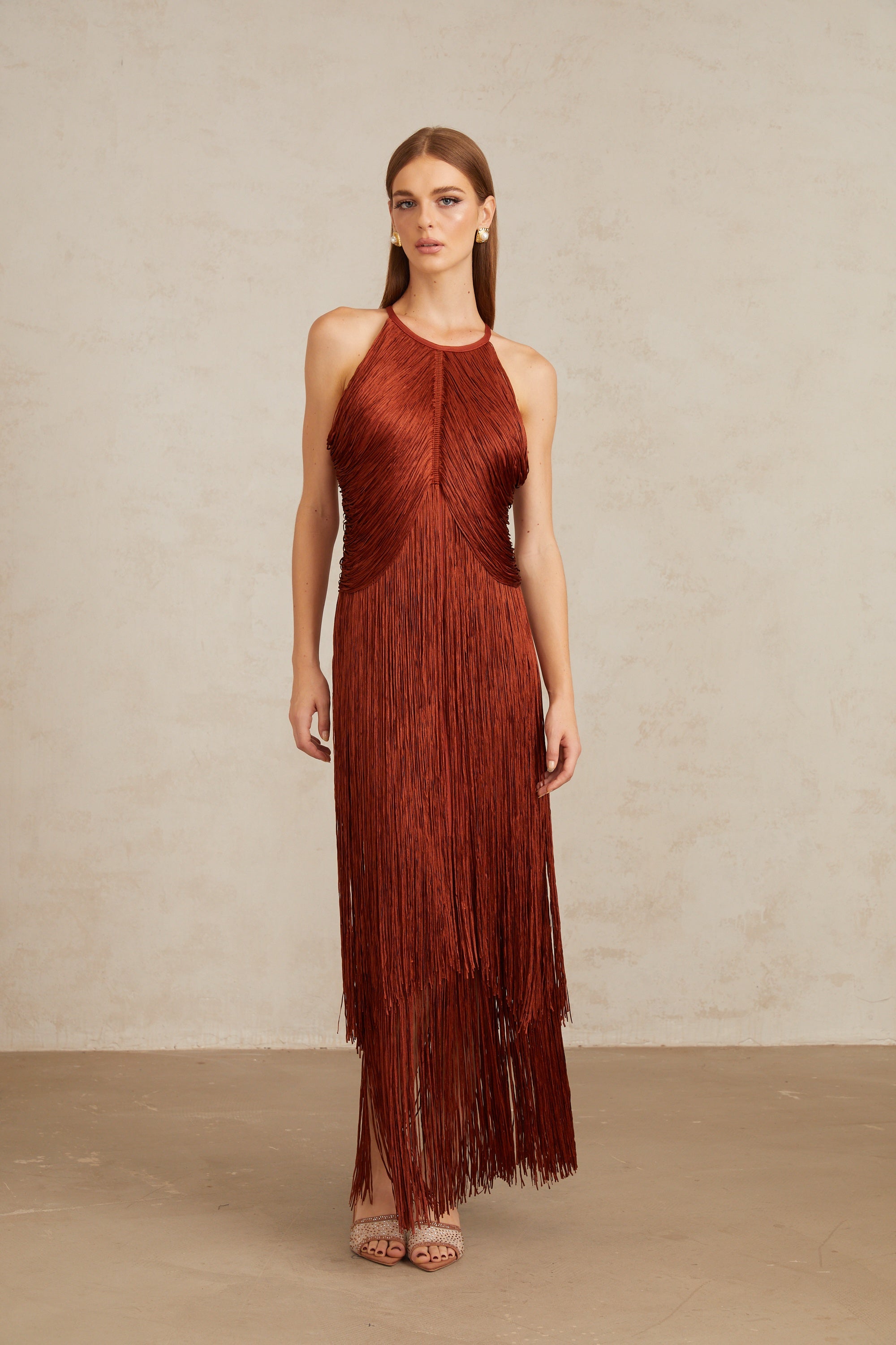 فستان ميليساند ماكسي أحمر صدئ بفتحة رقبة على شكل حرف V مع هامش