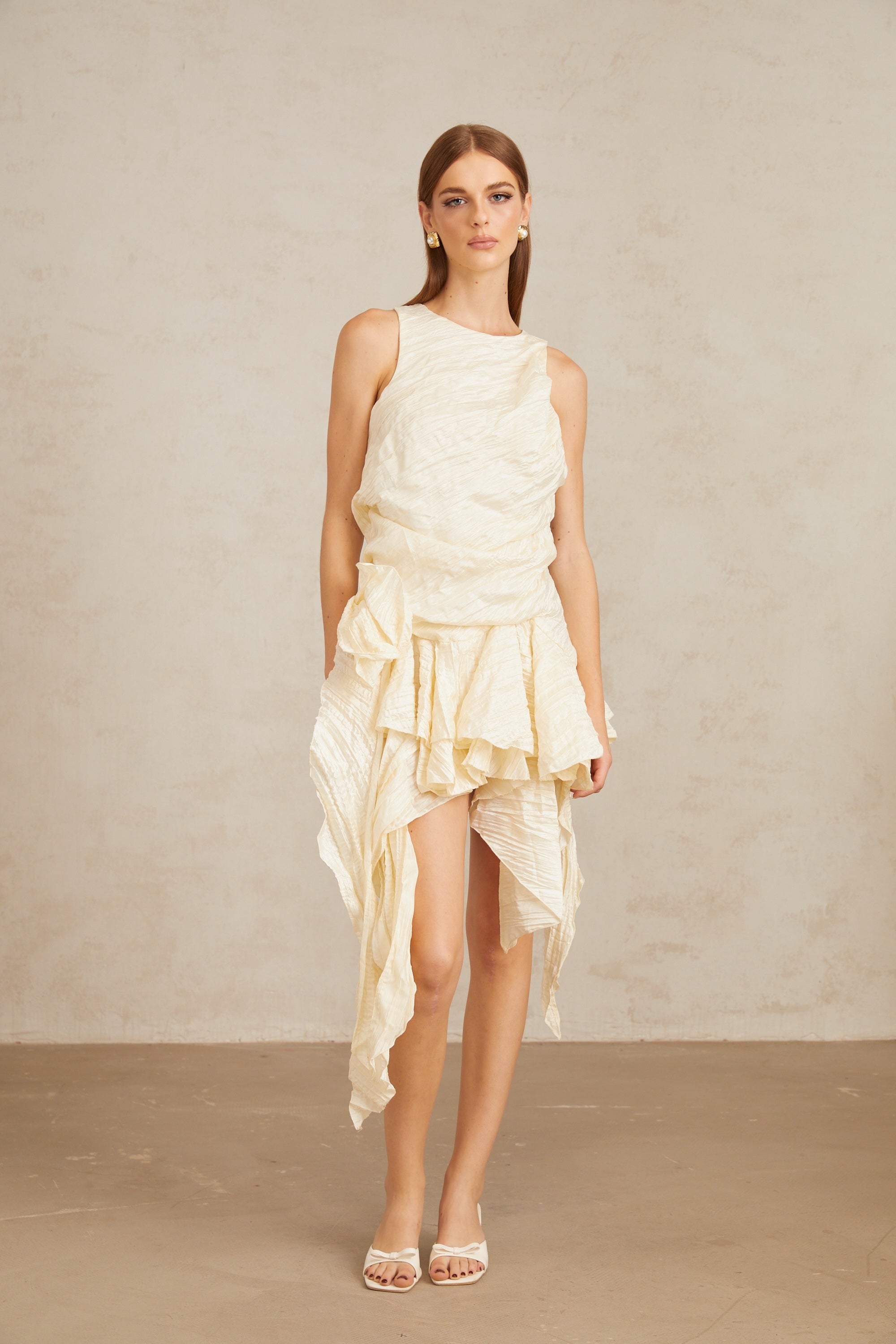 فستان هيلكا قصير مزهر غير متماثل، محايد اللون