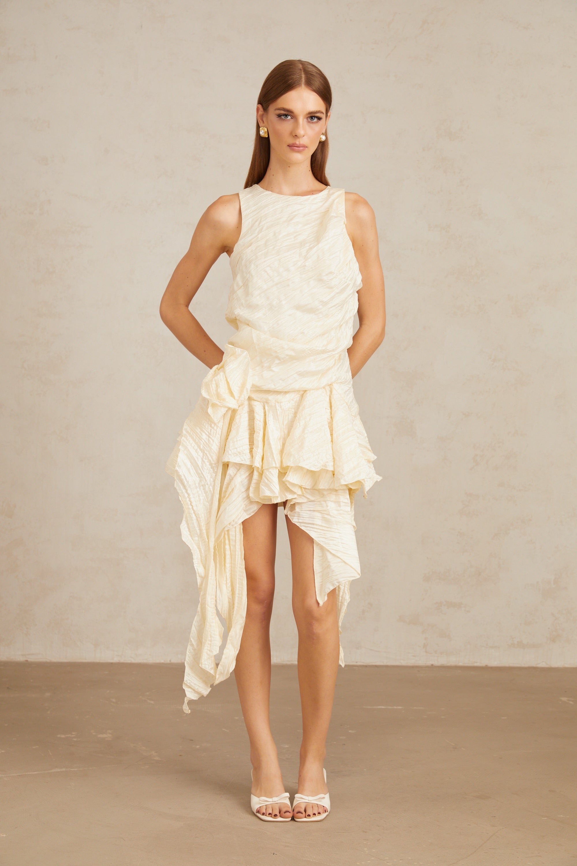 فستان هيلكا قصير مزهر غير متماثل، محايد اللون