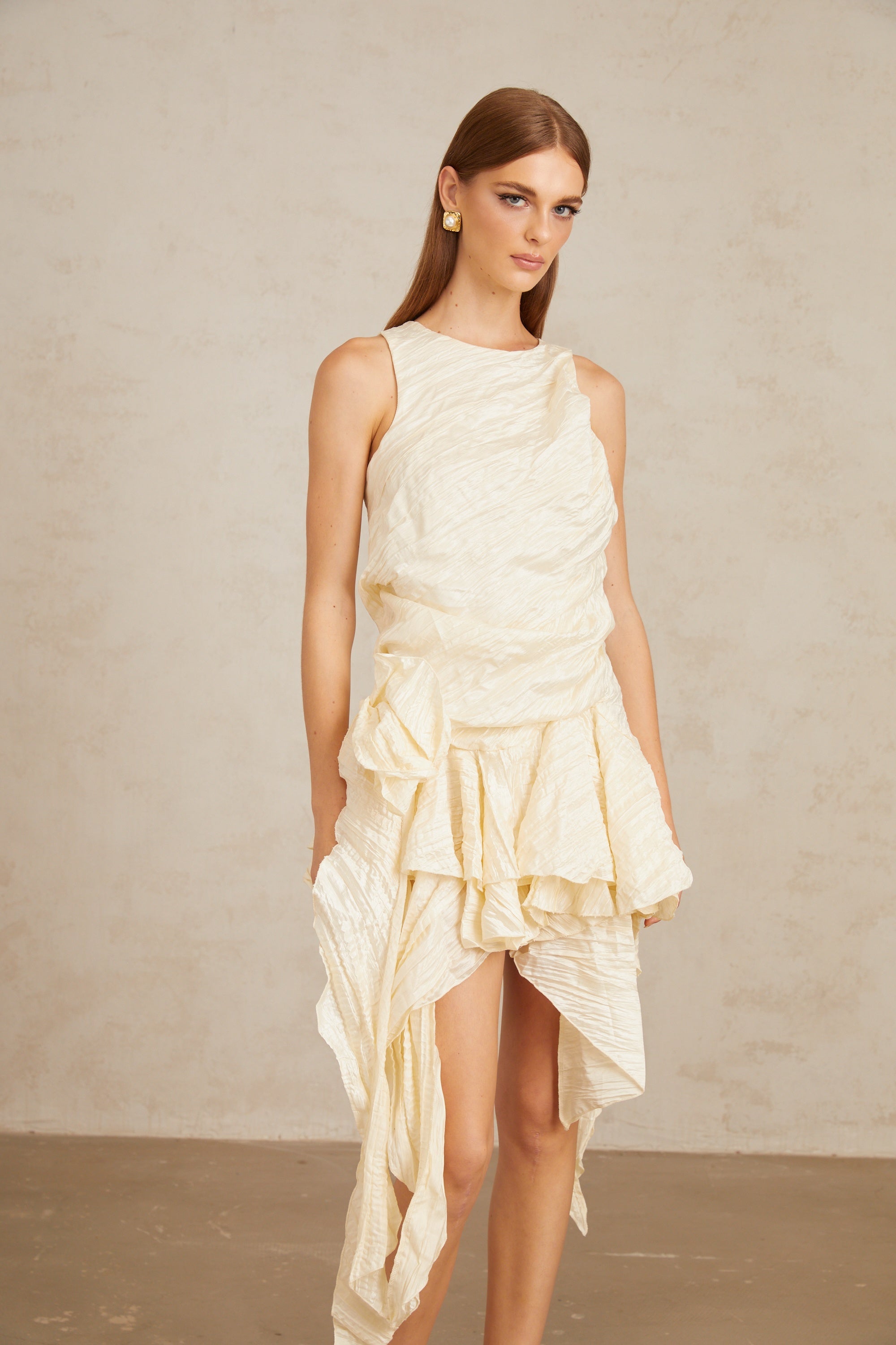 فستان هيلكا قصير مزهر غير متماثل، محايد اللون