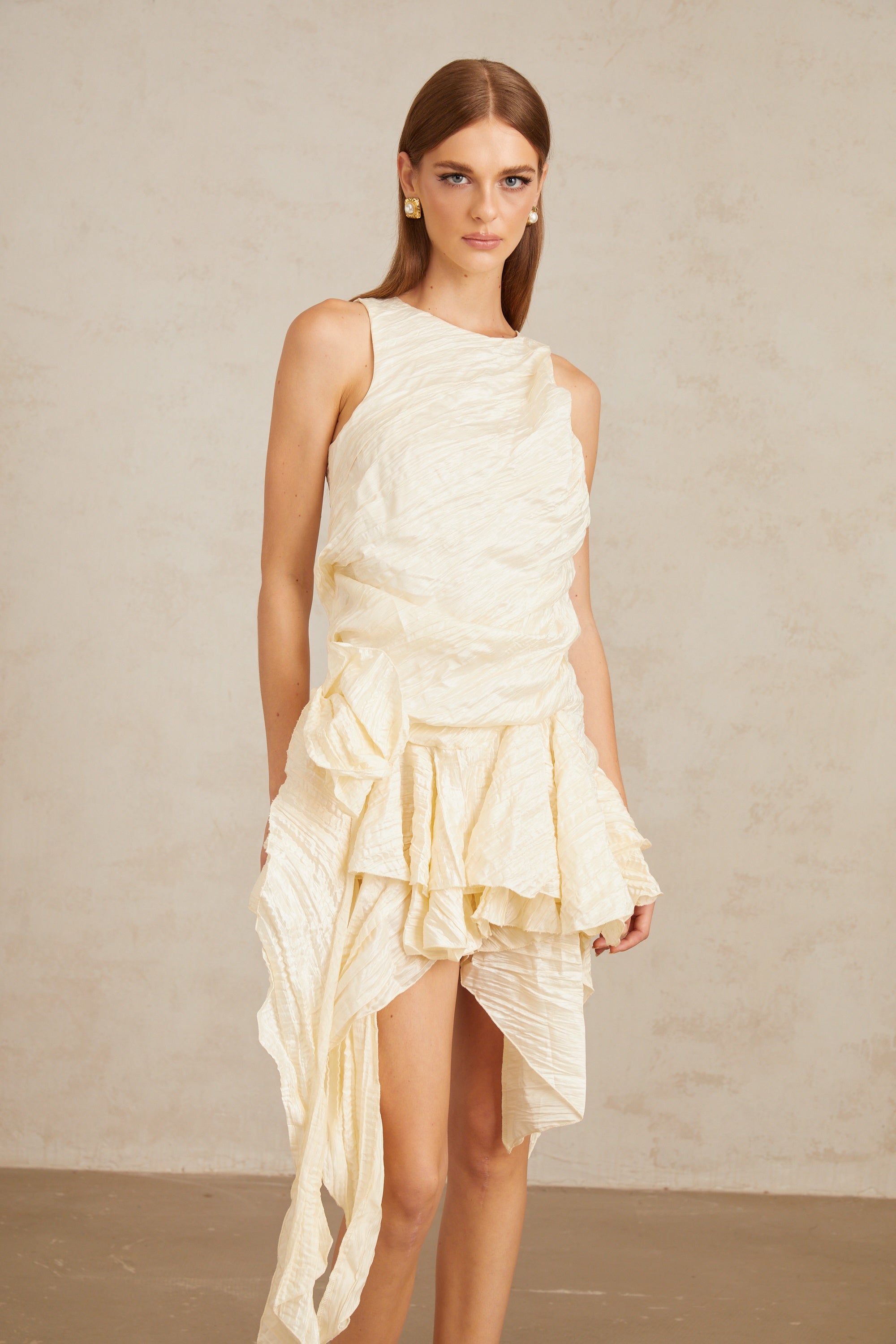 فستان هيلكا قصير مزهر غير متماثل، محايد اللون