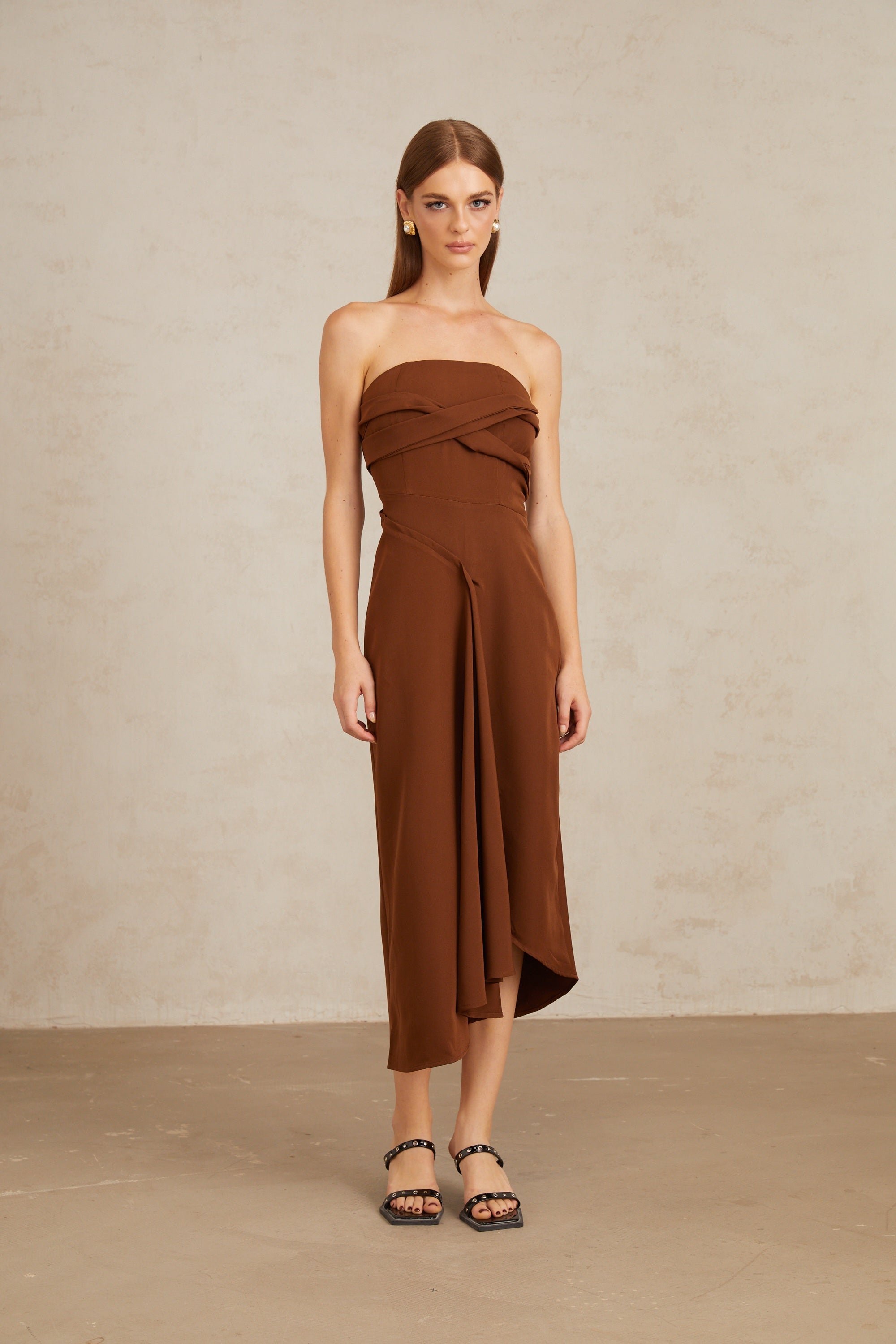 Kyliegh – Braunes, asymmetrisches, schulterfreies Midikleid