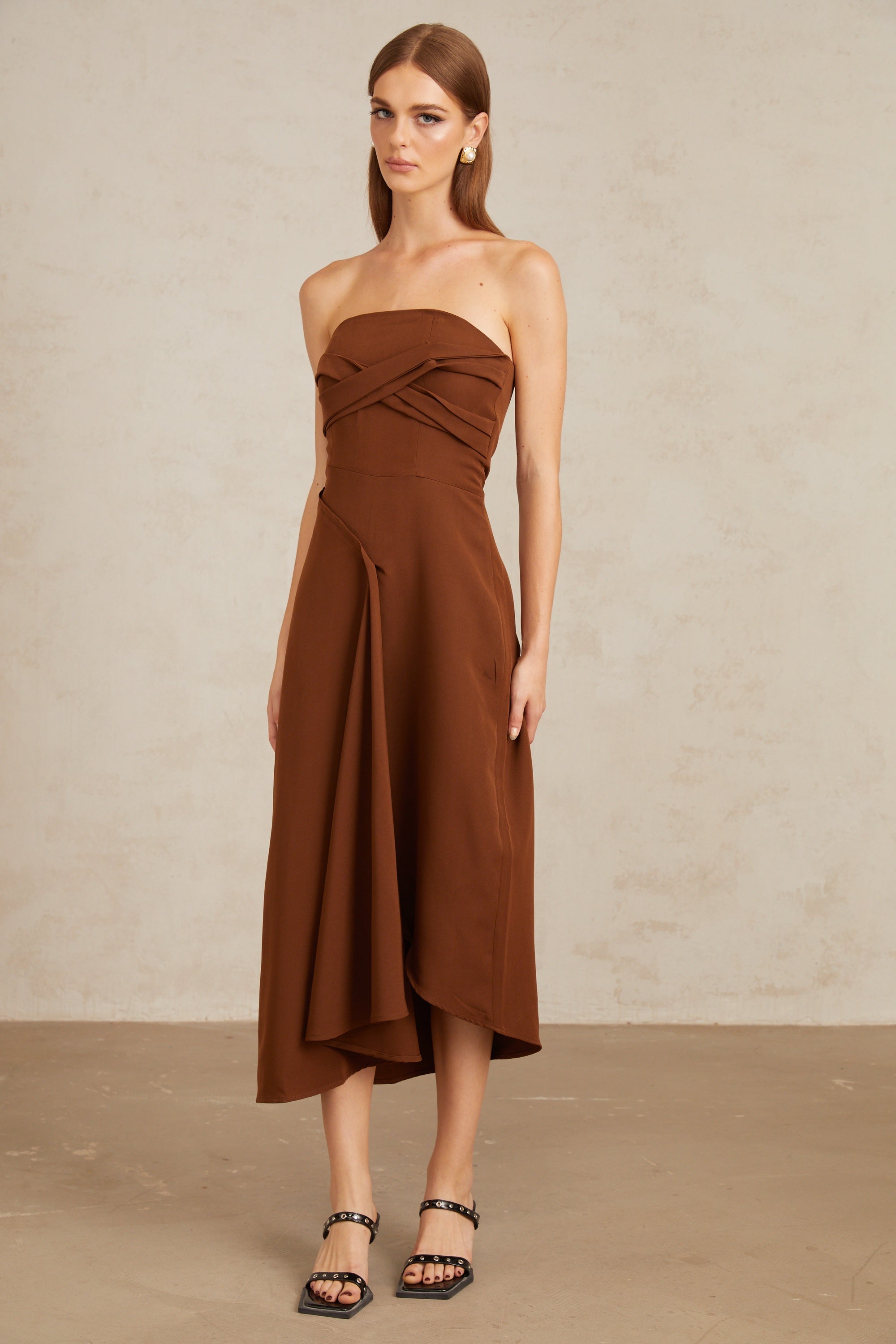 Kyliegh – Braunes, asymmetrisches, schulterfreies Midikleid