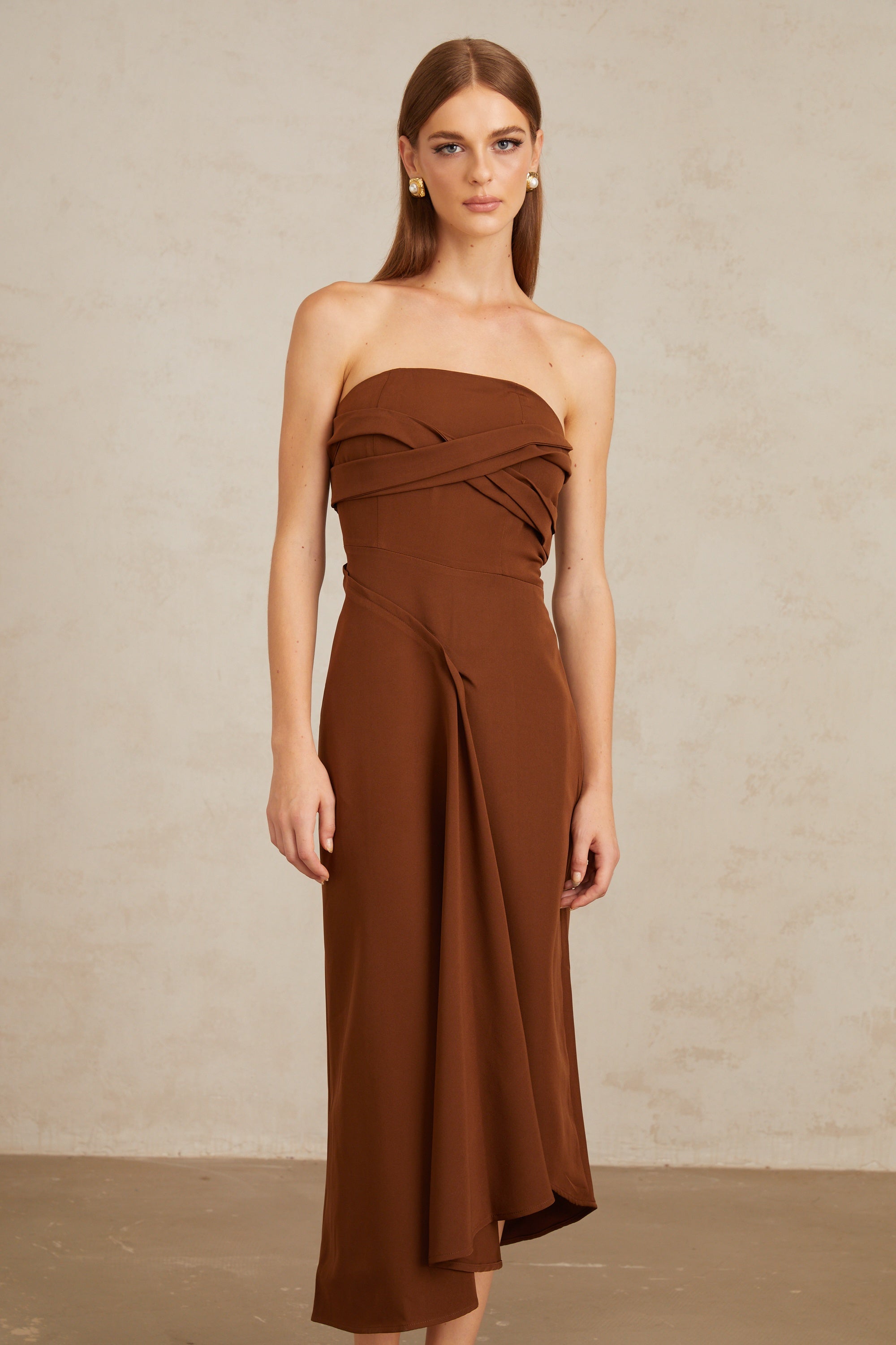 Kyliegh – Braunes, asymmetrisches, schulterfreies Midikleid