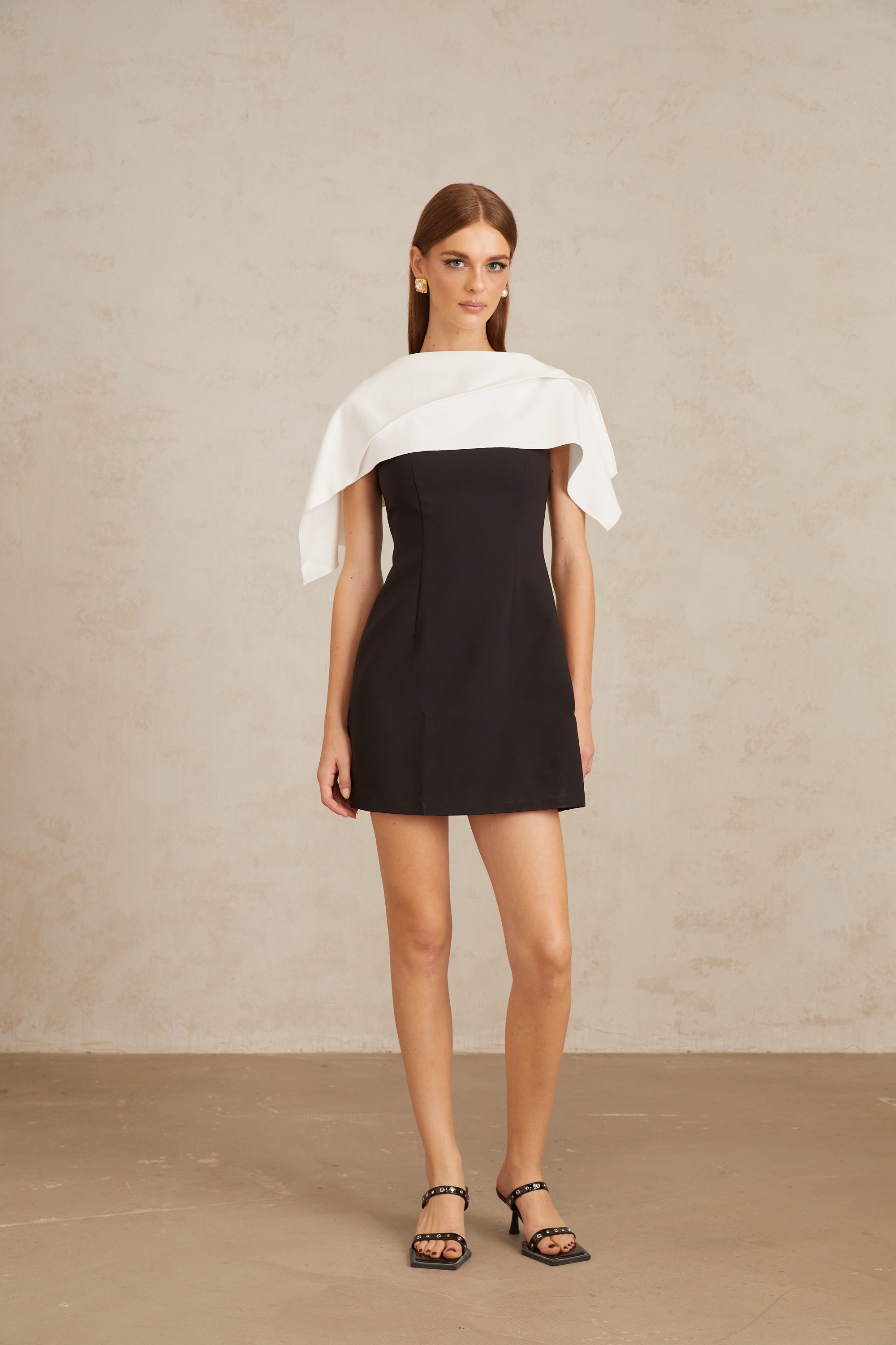 Constance – Schwarzes A-Linien-Minikleid mit Cape-Detail