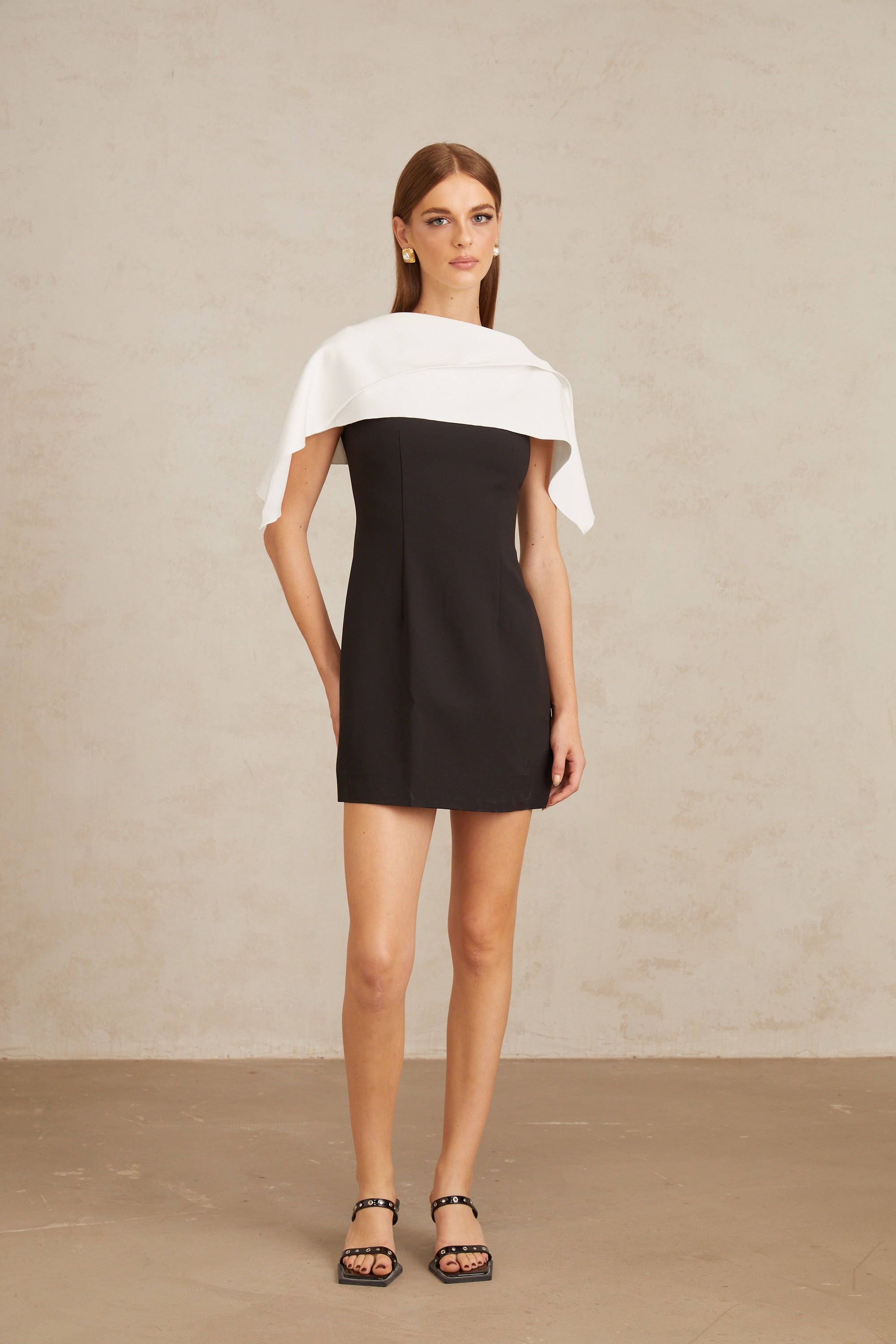 Constance – Schwarzes A-Linien-Minikleid mit Cape-Detail