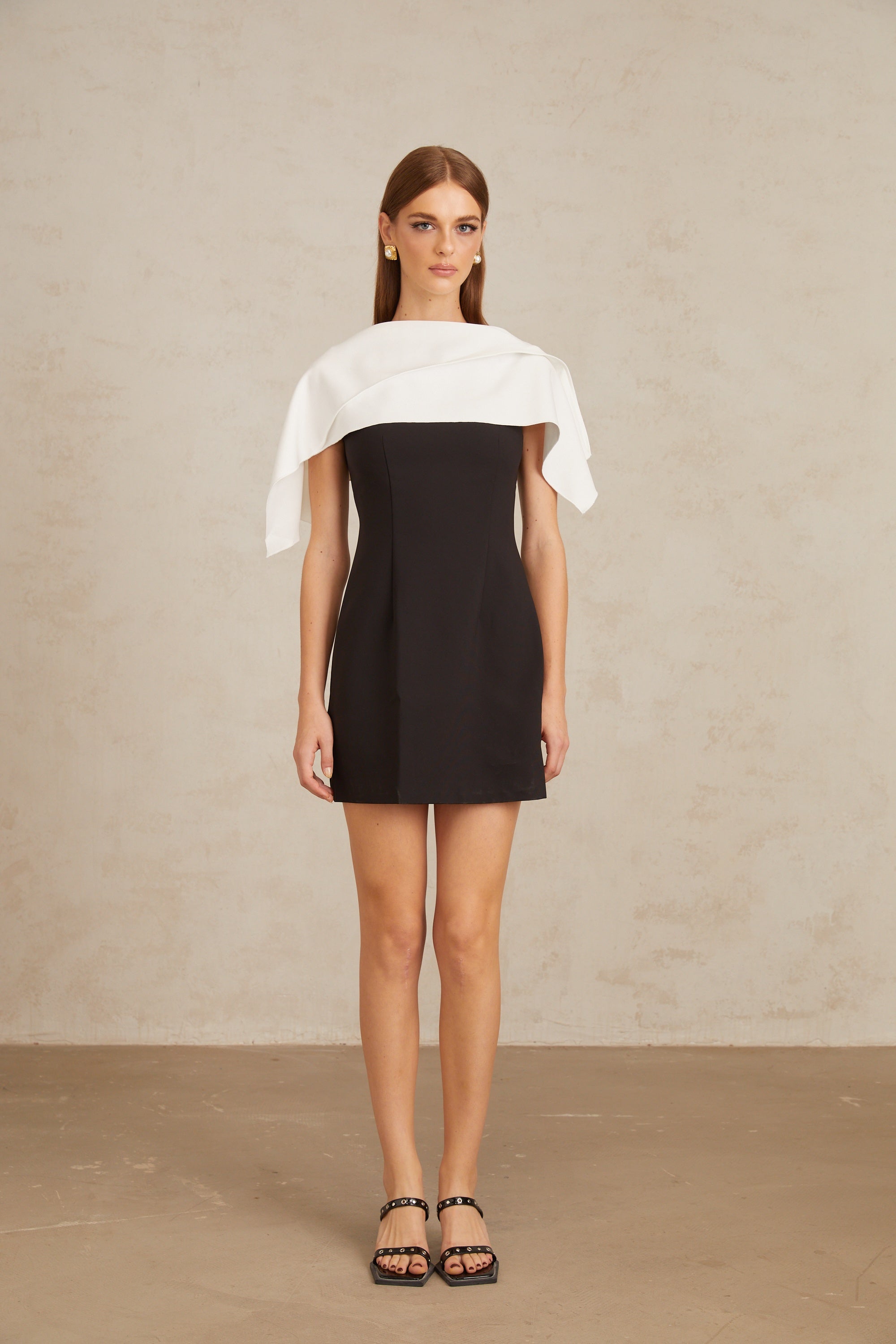 Constance – Schwarzes A-Linien-Minikleid mit Cape-Detail