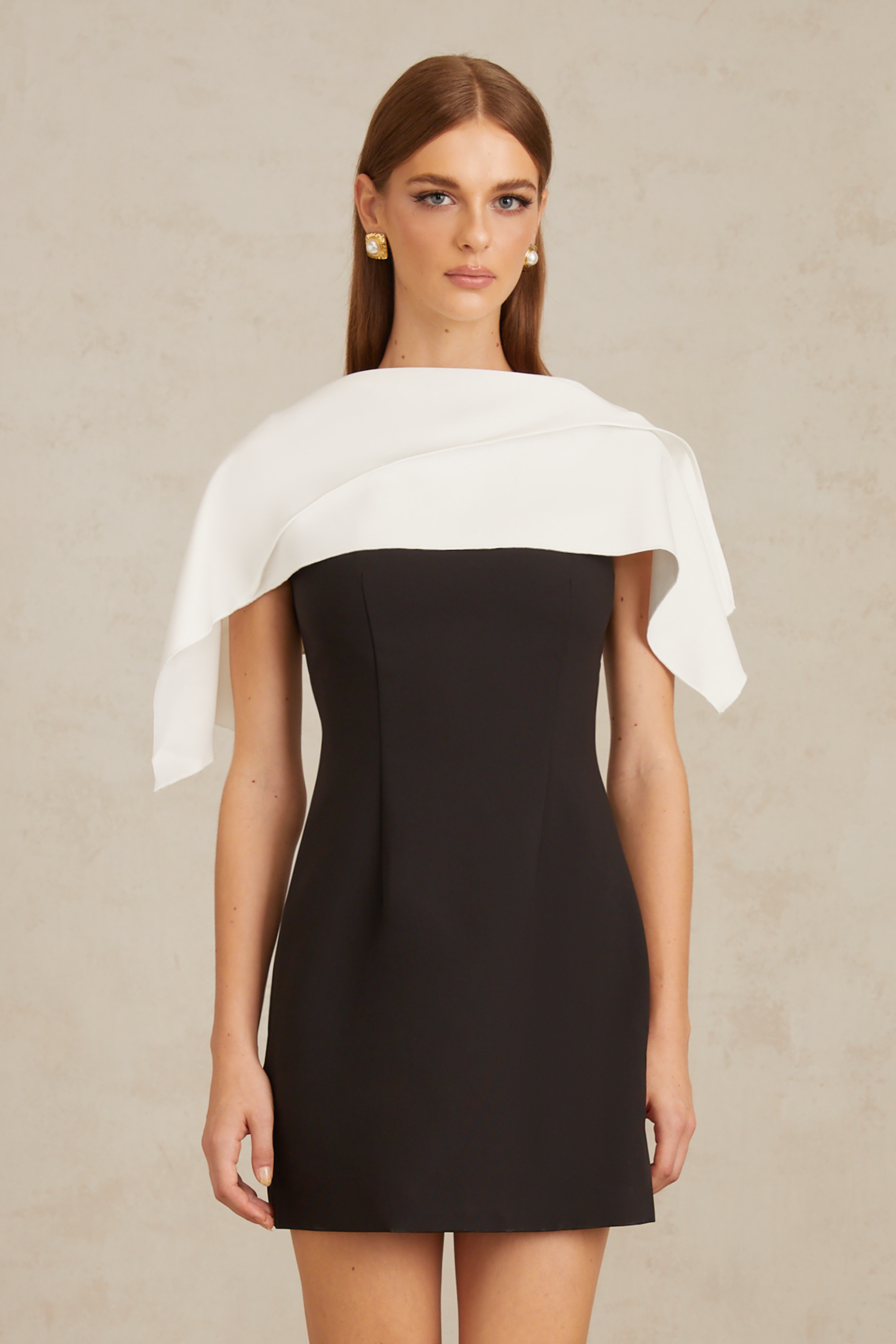 Constance – Schwarzes A-Linien-Minikleid mit Cape-Detail