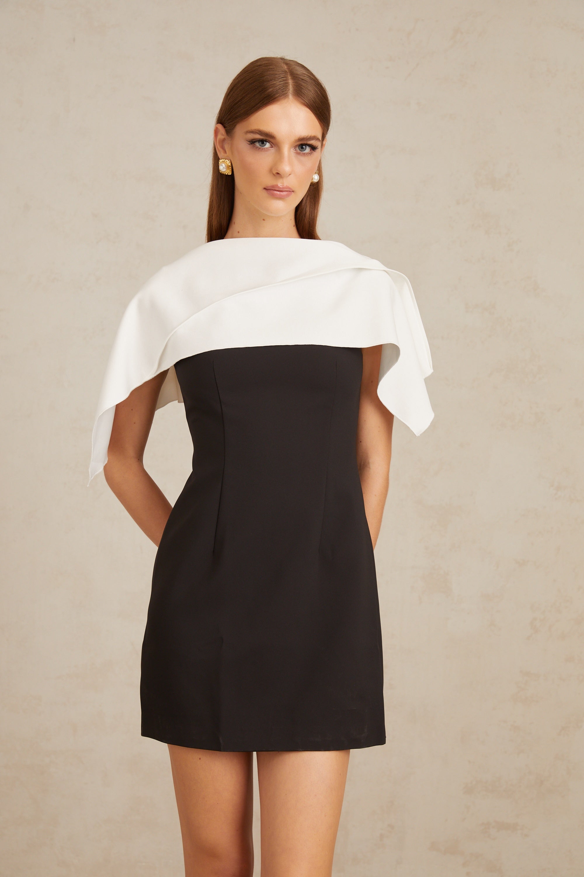Constance – Schwarzes A-Linien-Minikleid mit Cape-Detail