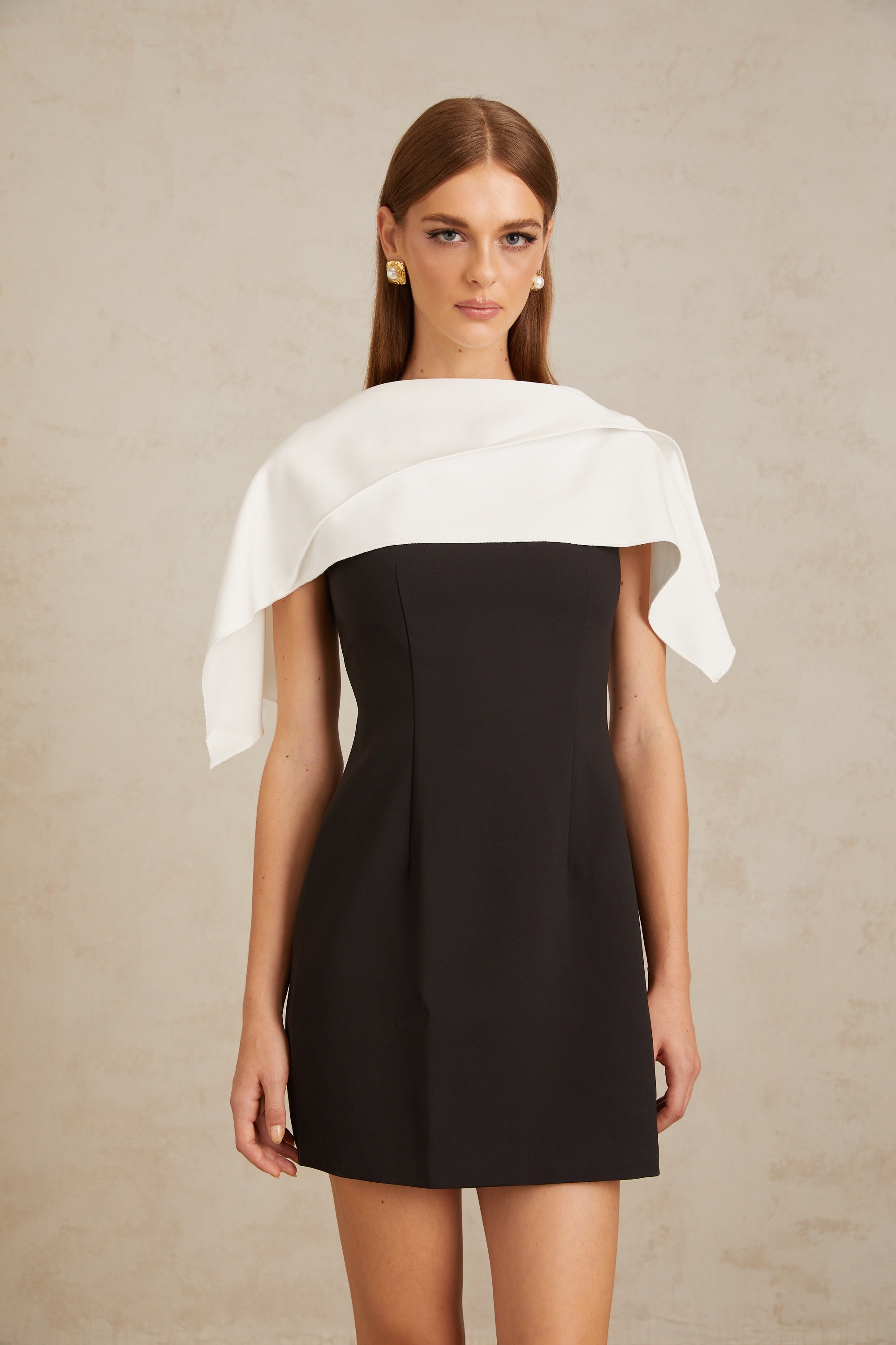 Constance – Schwarzes A-Linien-Minikleid mit Cape-Detail