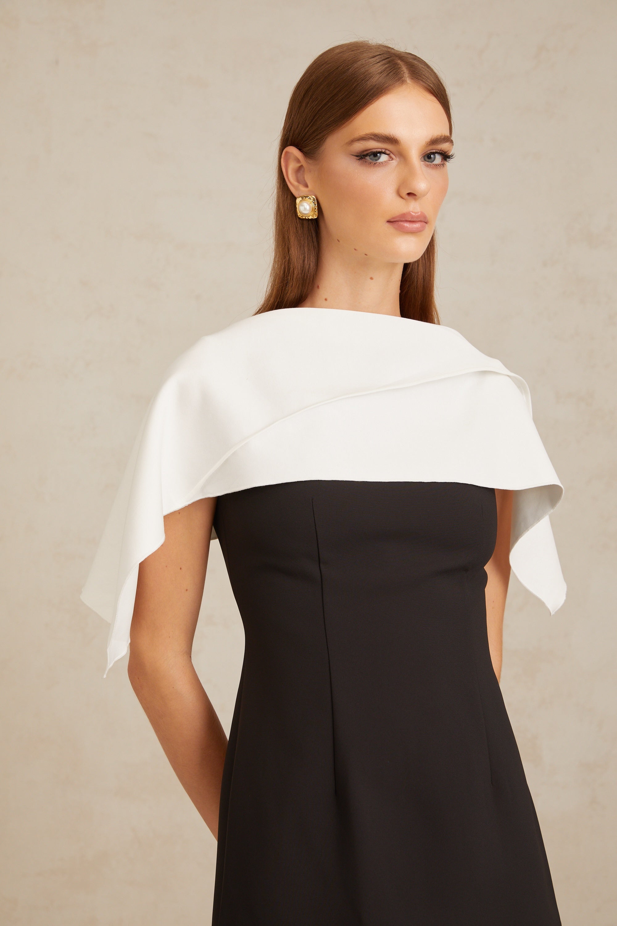 Constance – Schwarzes A-Linien-Minikleid mit Cape-Detail
