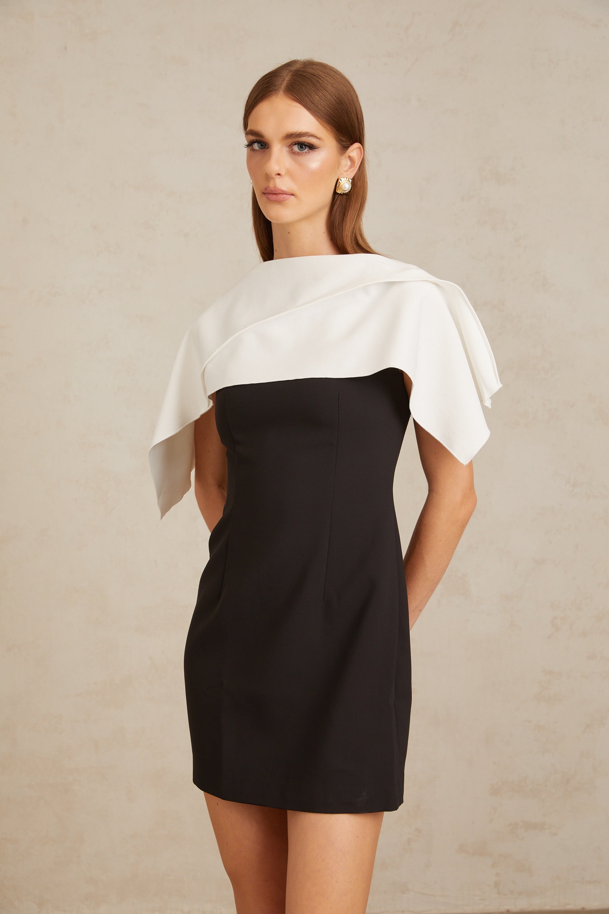Constance – Schwarzes A-Linien-Minikleid mit Cape-Detail