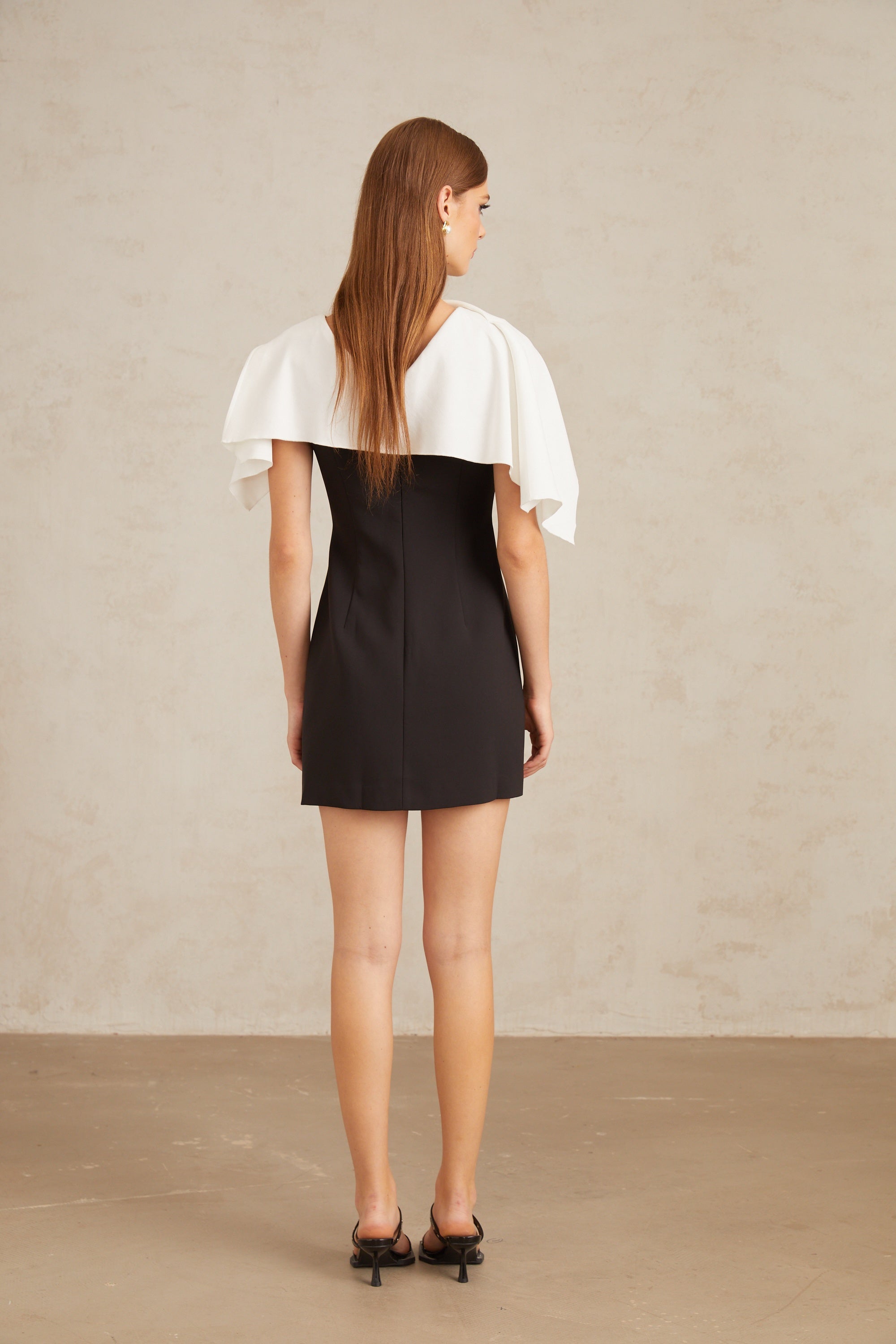 Constance – Schwarzes A-Linien-Minikleid mit Cape-Detail