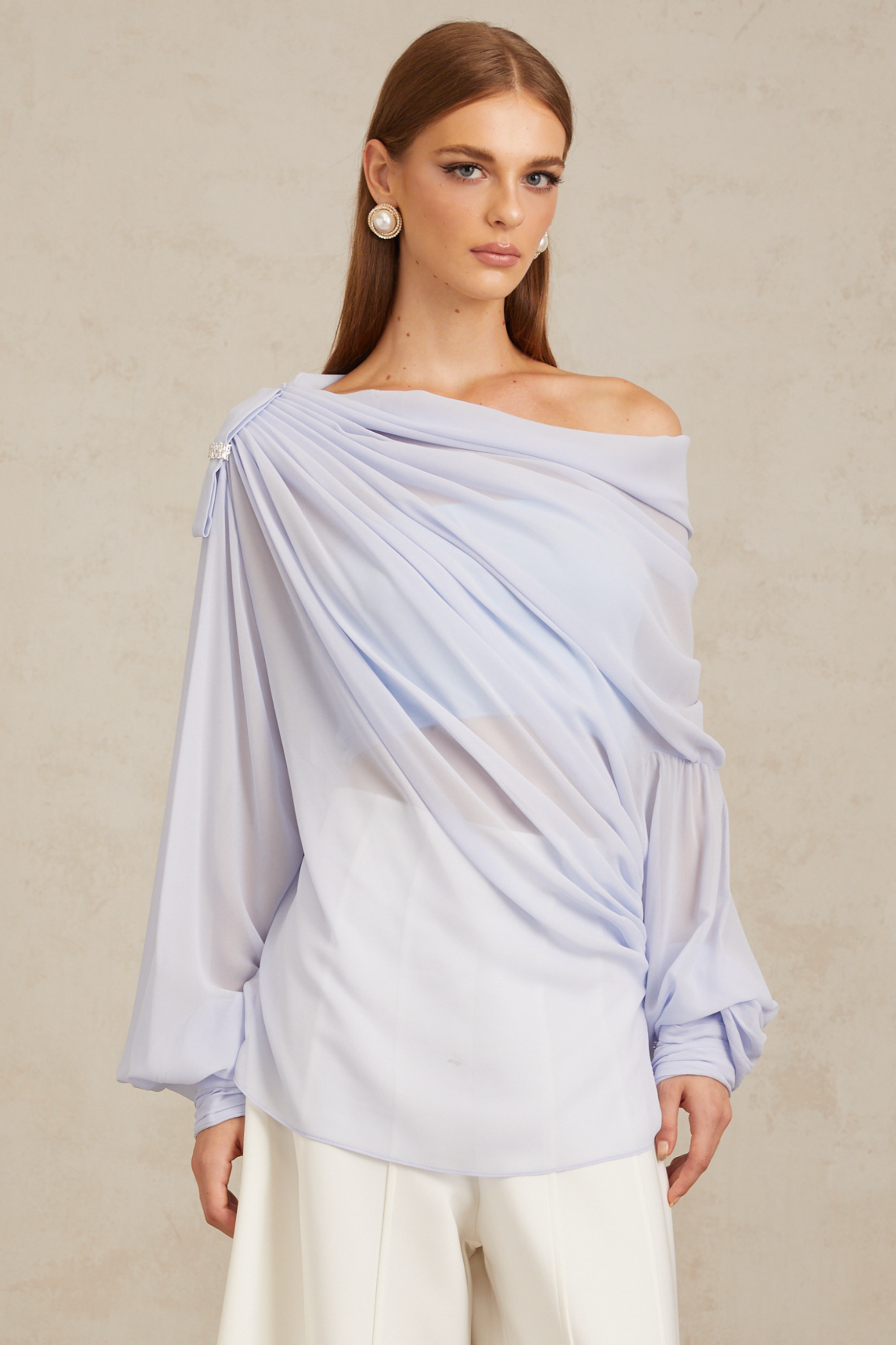 بلوزة ليوني شيفون مزينة بفيونكة وكريستال أزرق