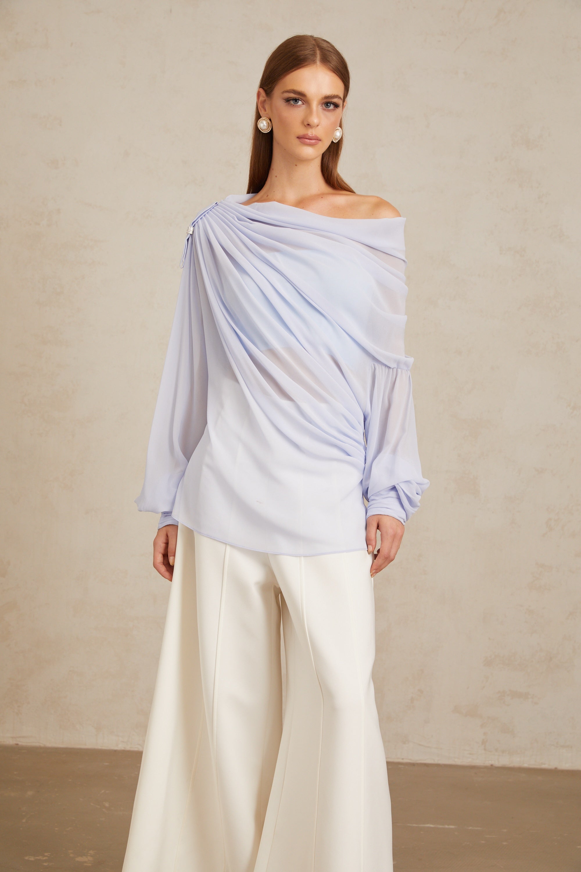 بلوزة ليوني شيفون مزينة بفيونكة وكريستال أزرق