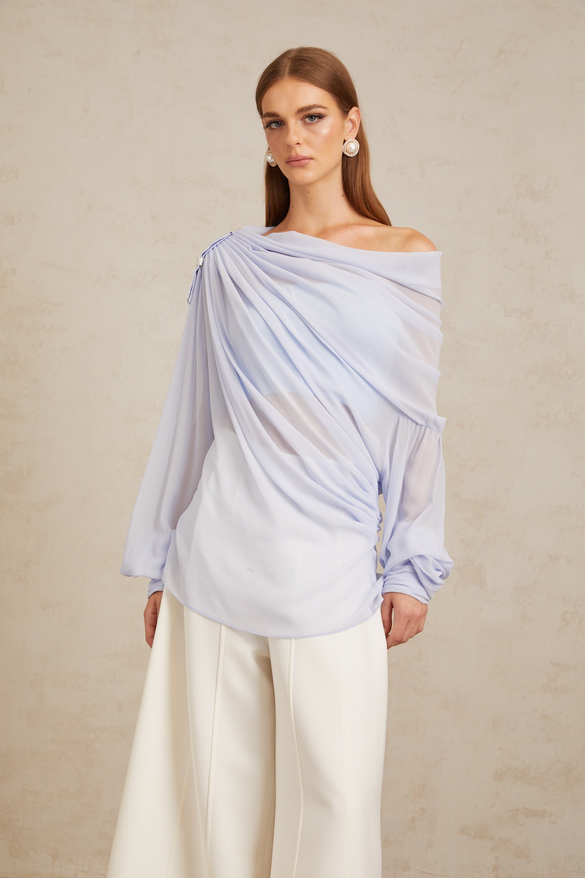 بلوزة ليوني شيفون مزينة بفيونكة وكريستال أزرق