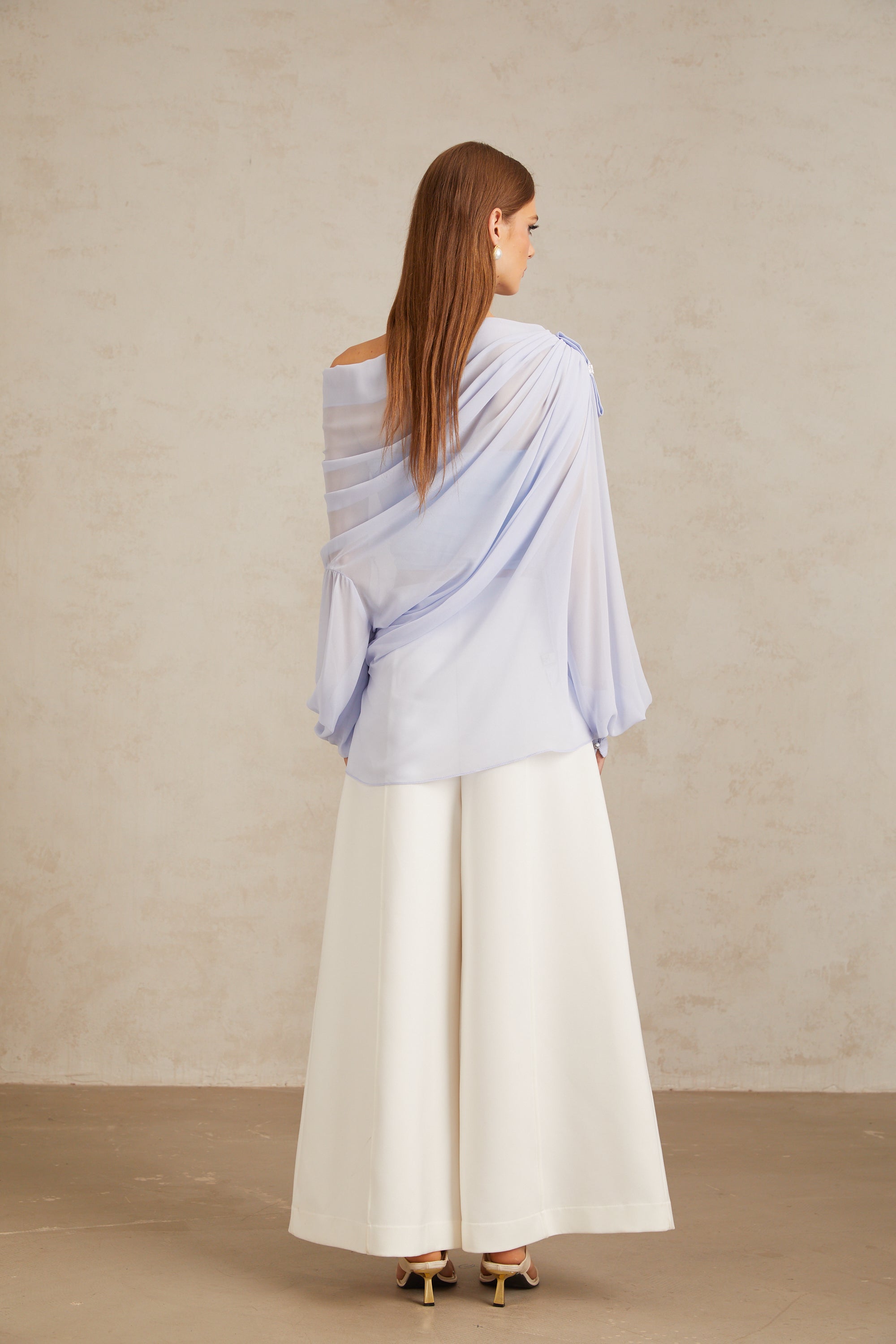 بلوزة ليوني شيفون مزينة بفيونكة وكريستال أزرق