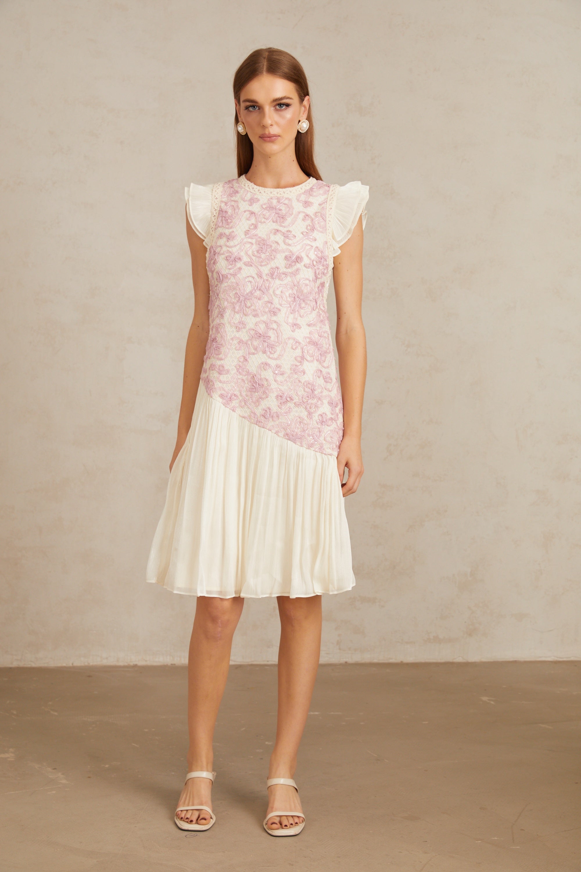 Charitina – Rosa, gehäkeltes Midikleid mit floralem Einsatz