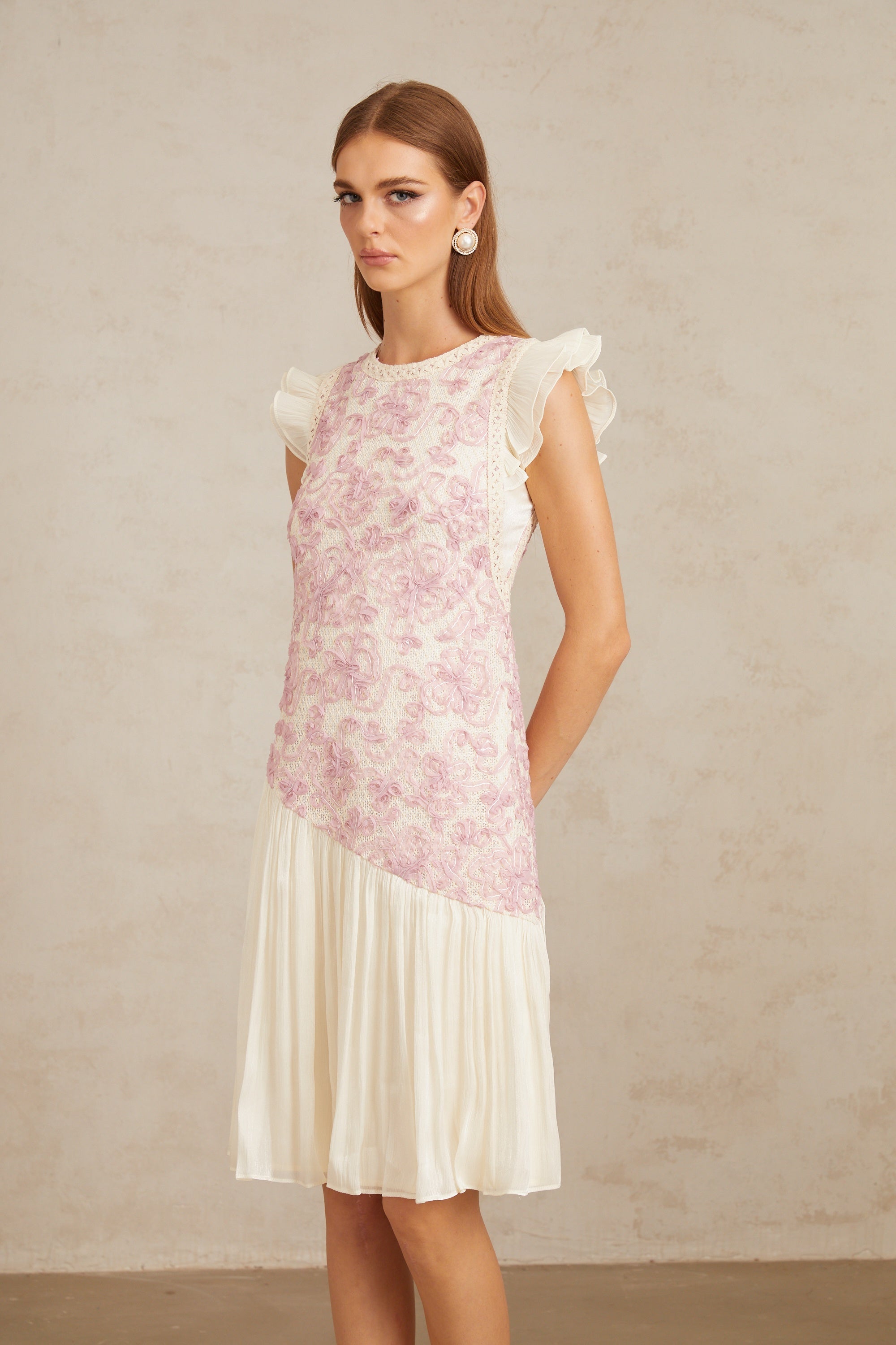 Charitina – Rosa, gehäkeltes Midikleid mit floralem Einsatz