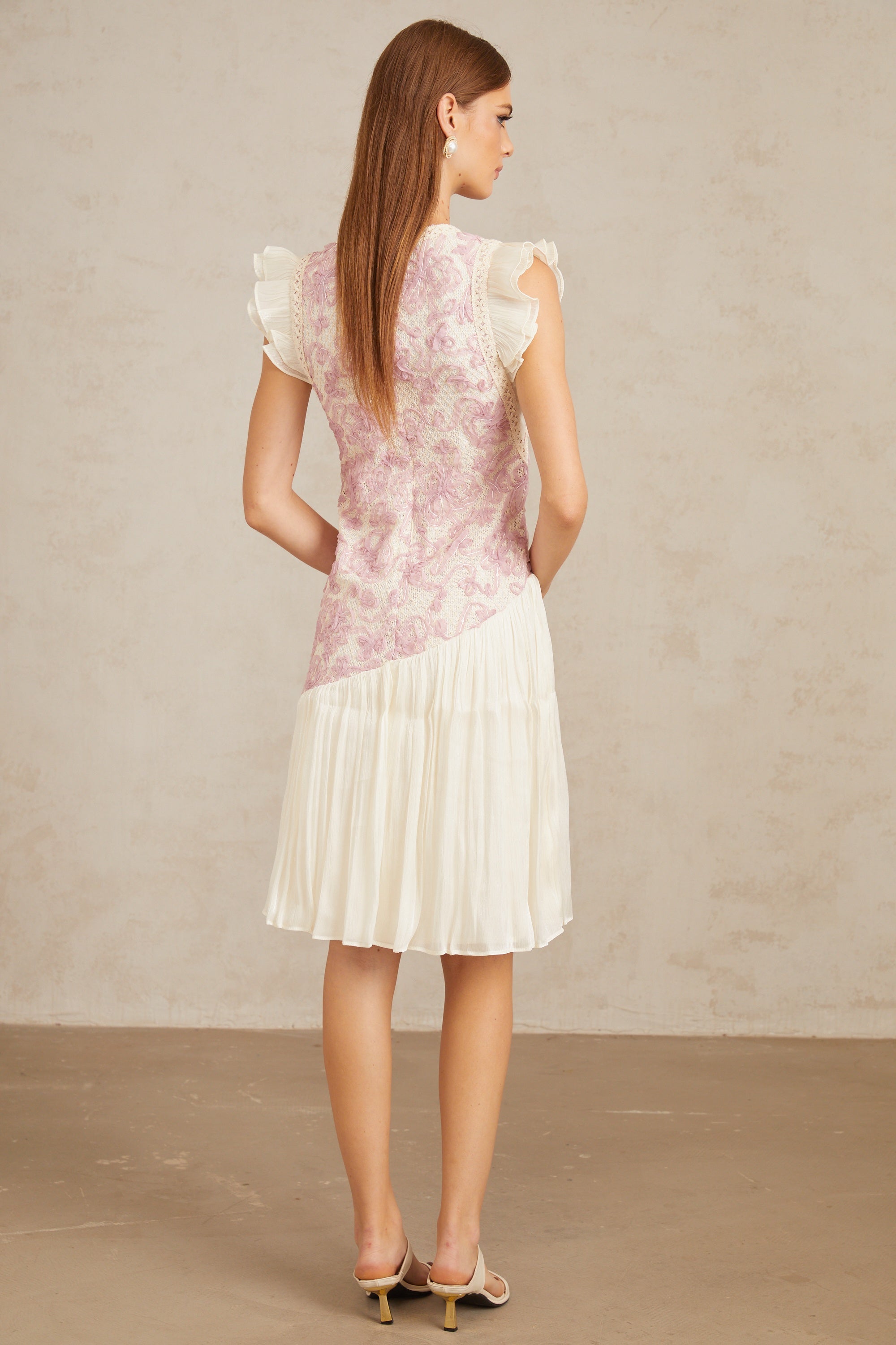 Charitina – Rosa, gehäkeltes Midikleid mit floralem Einsatz