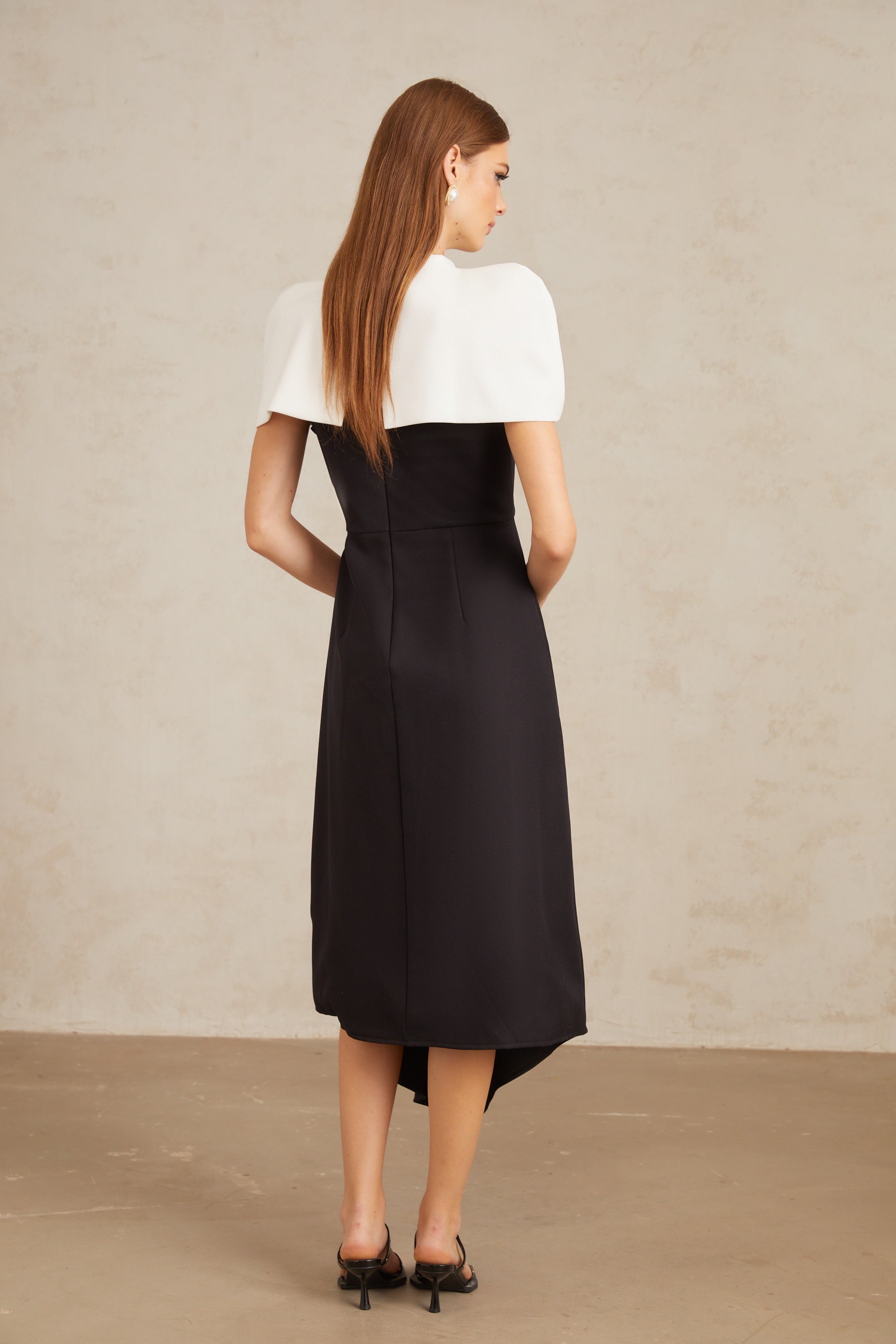 فستان فابيان متوسط الطول بألوان متعددة مع تفاصيل شال