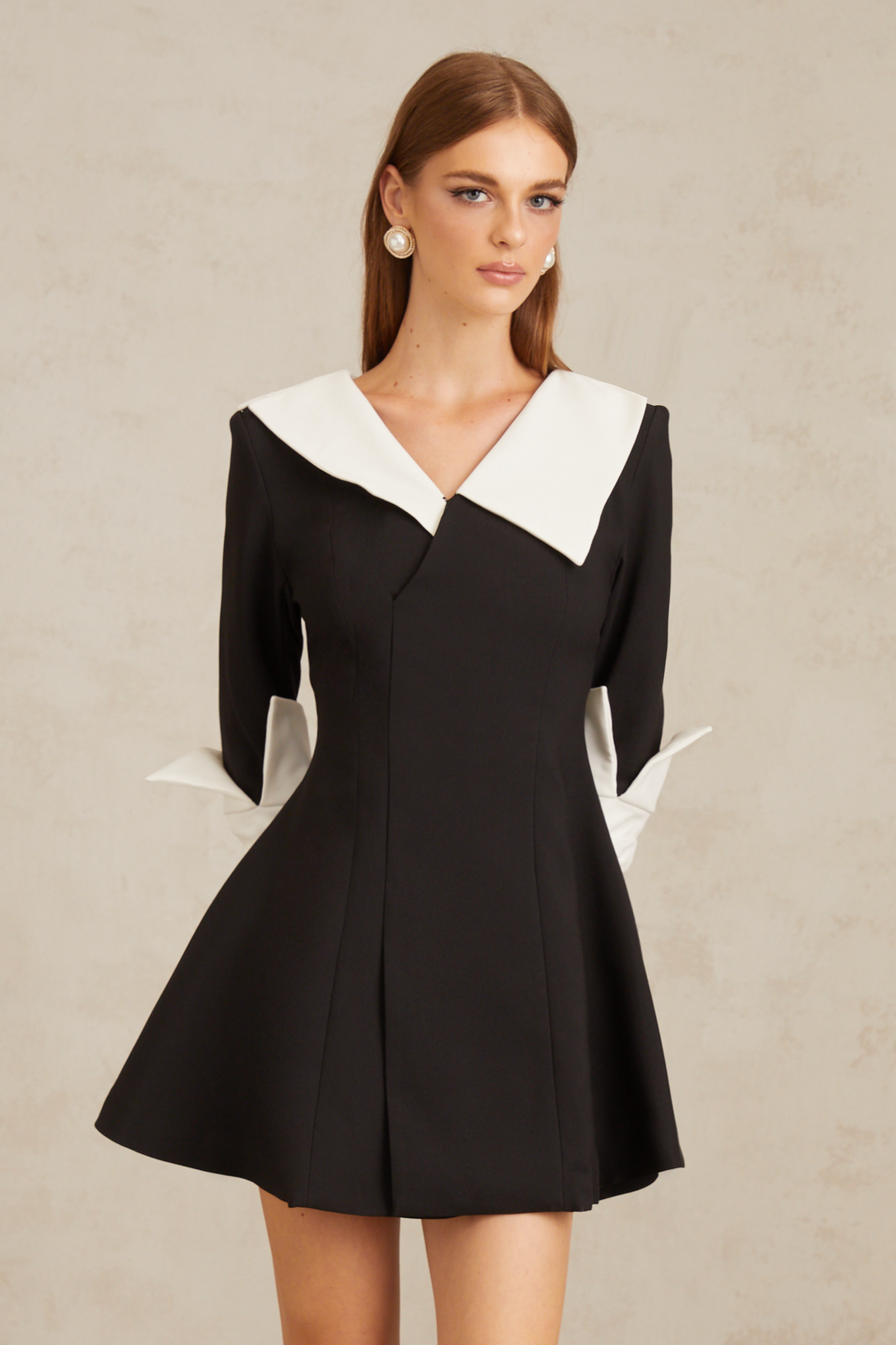 فستان كارين قصير واسع من الأمام بألوان متعددة