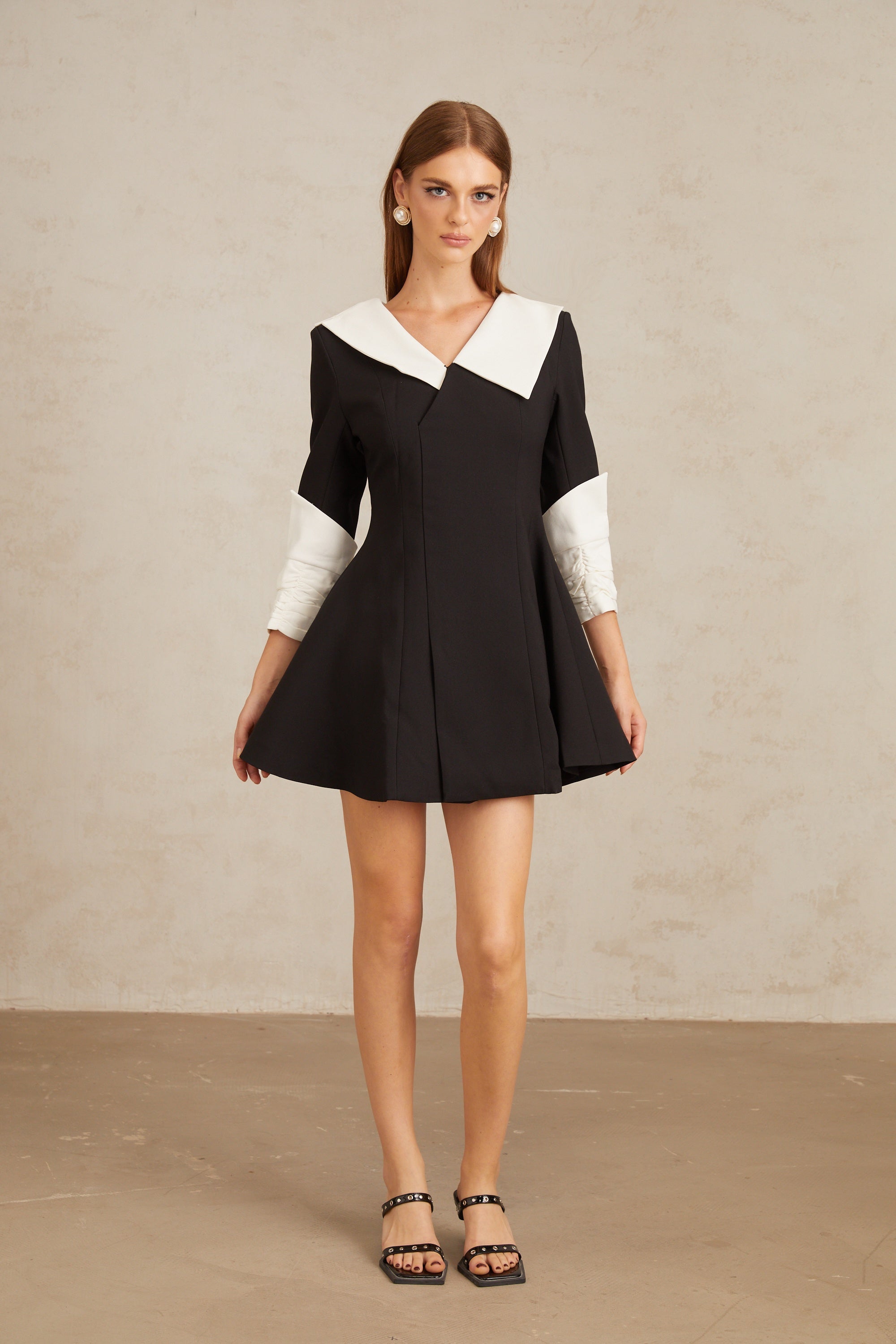 فستان كارين قصير واسع من الأمام بألوان متعددة