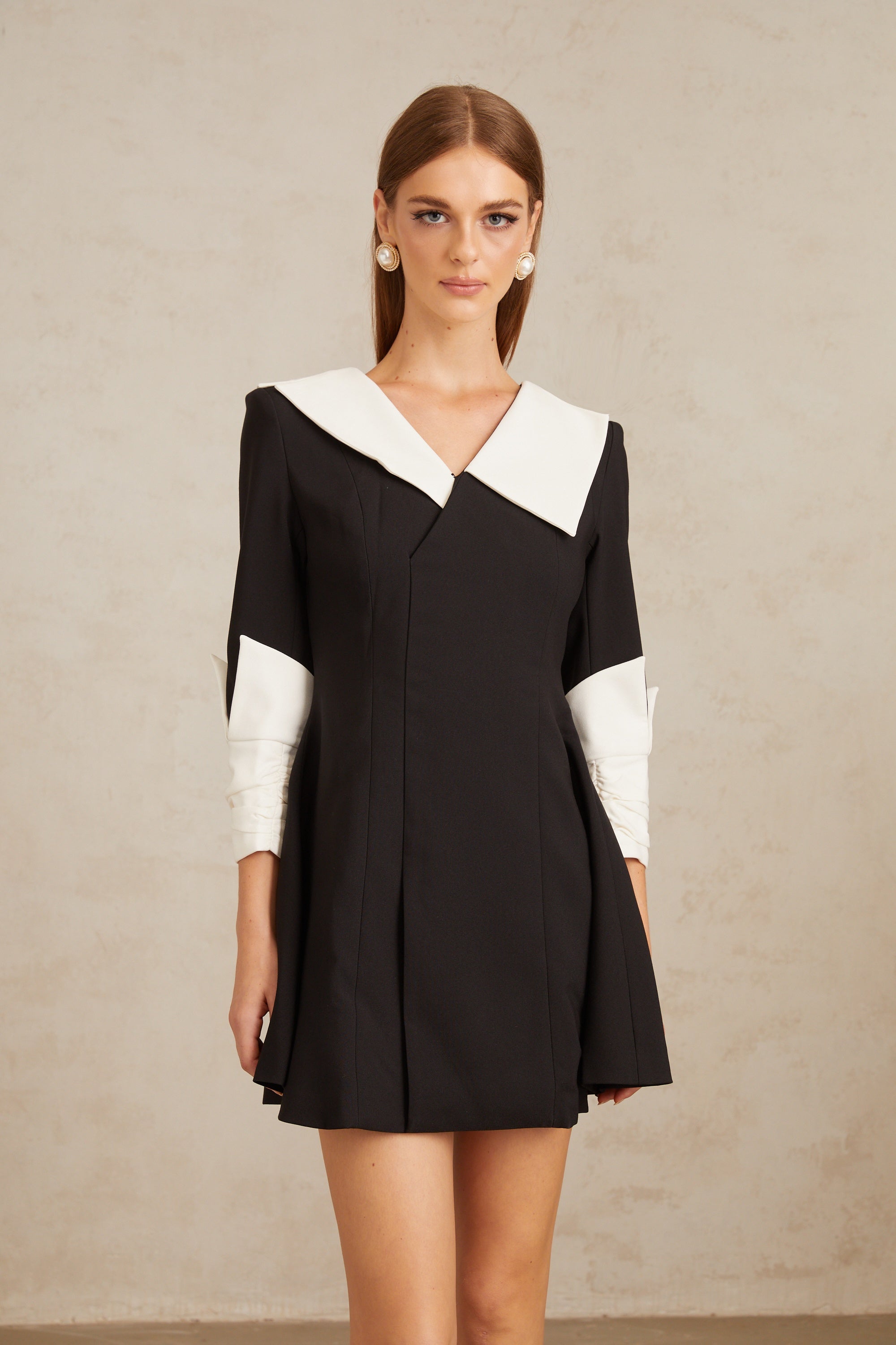 فستان كارين قصير واسع من الأمام بألوان متعددة