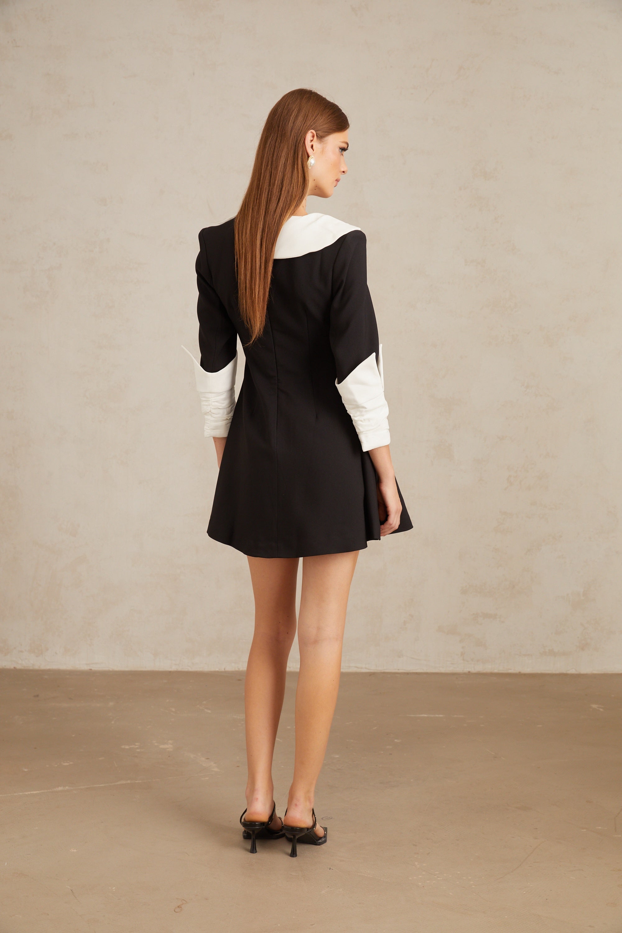 فستان كارين قصير واسع من الأمام بألوان متعددة