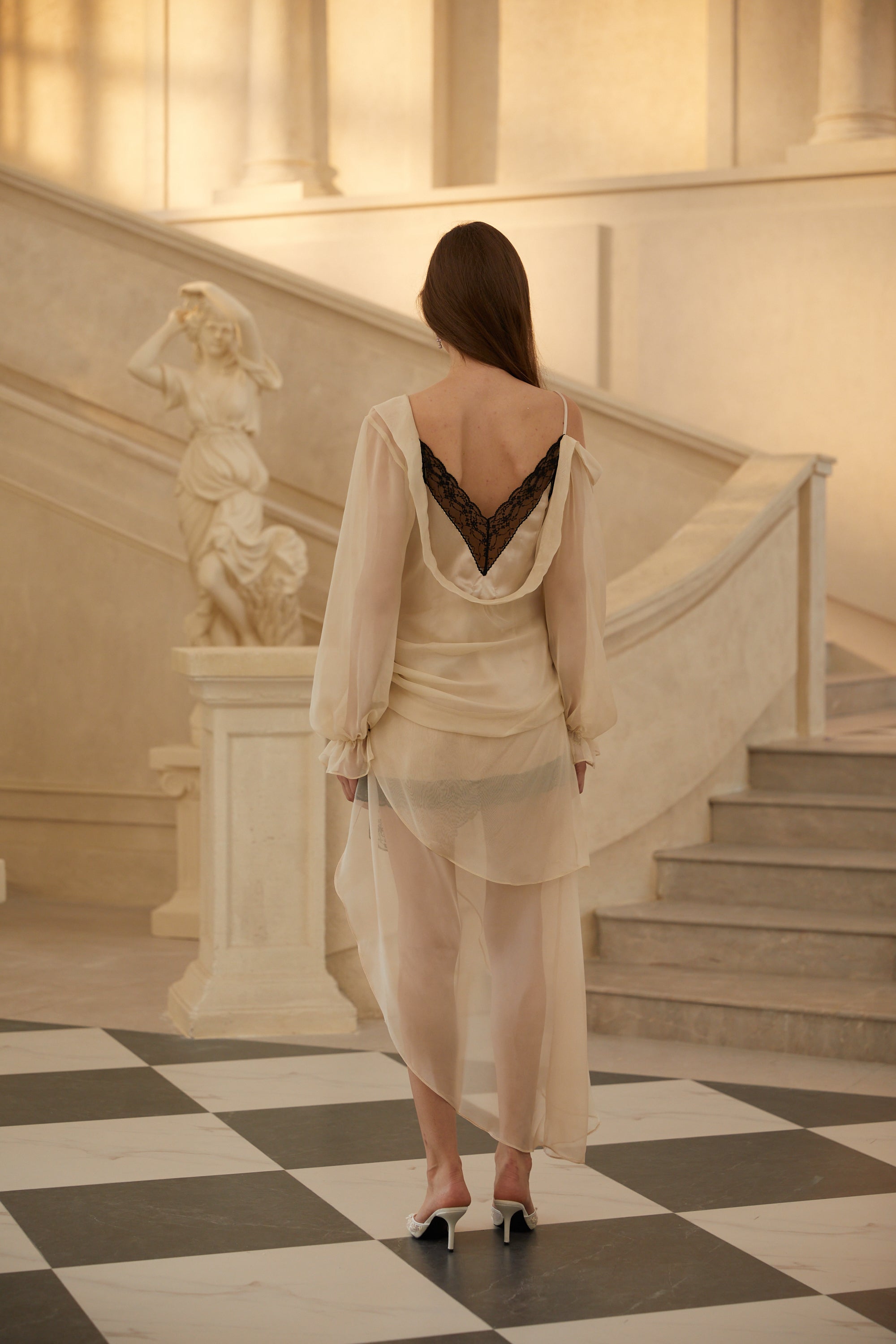 Armance – Neutrales, asymmetrisches Minikleid aus Tüll mit Bahnenmuster